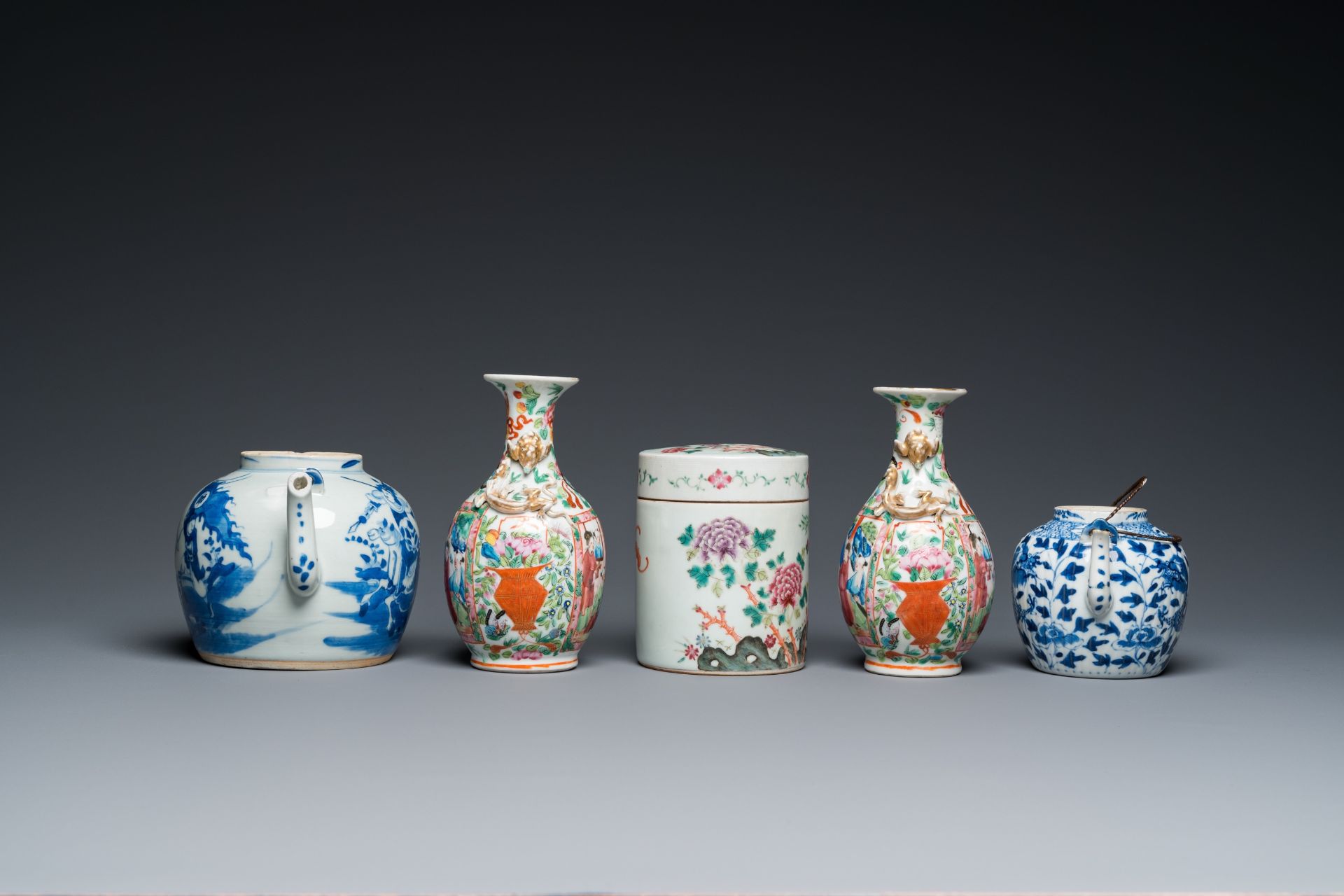 An extensive collection of varied Chinese porcelain wares, 19/20th C. - Bild 11 aus 15