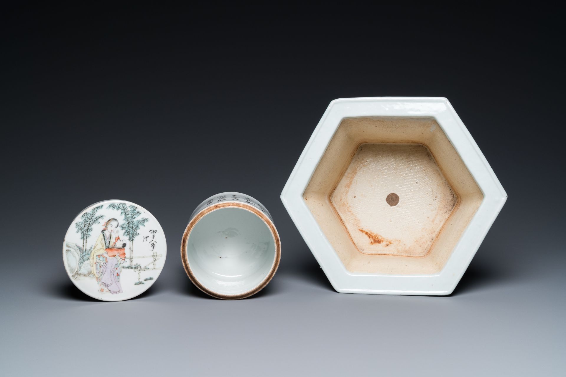 Four Chinese famille rose and qianjiang cai porcelain wares, 19/20th C. - Image 12 of 13