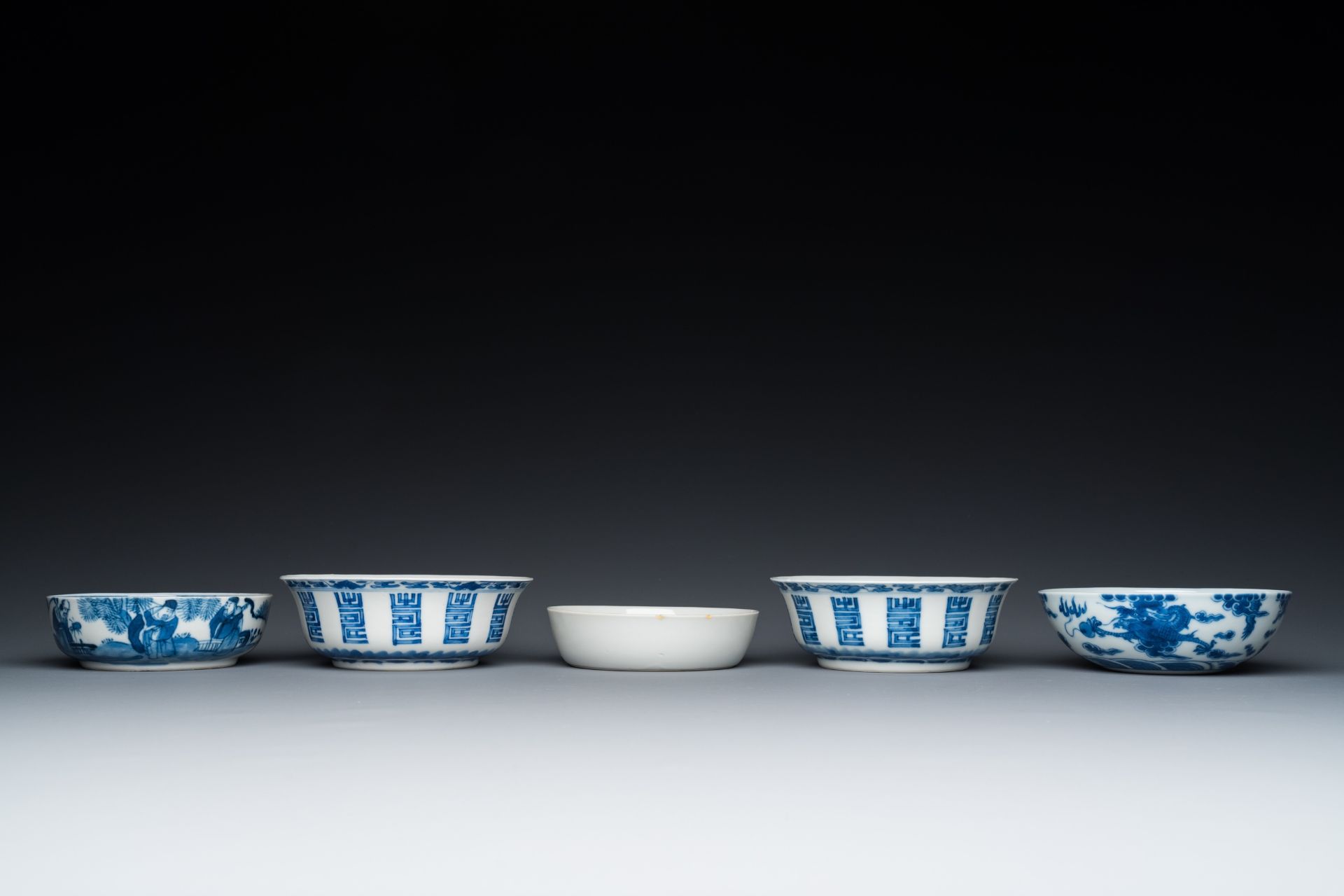 Five Chinese blue and white bowls, 19/20th C. - Bild 2 aus 7