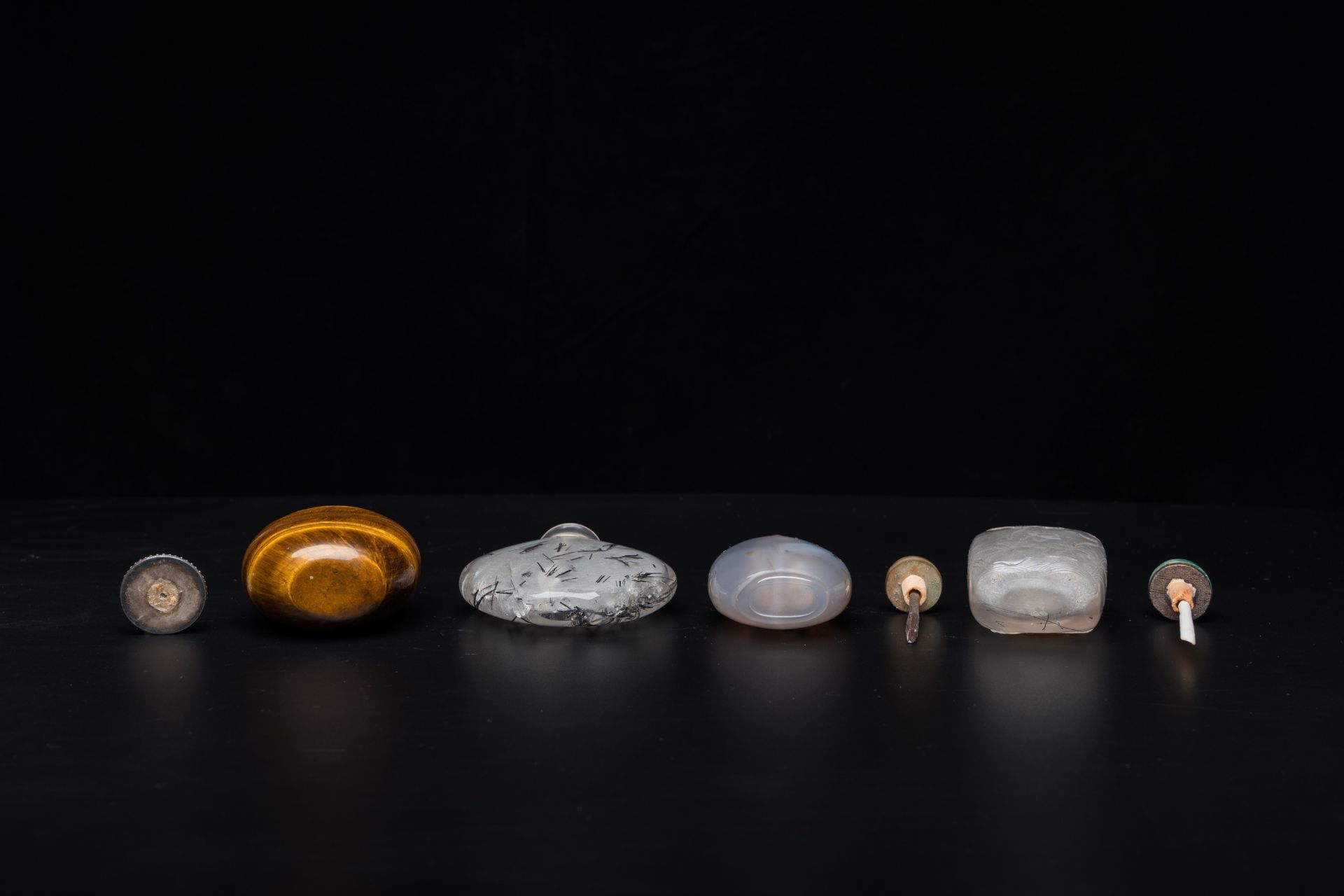 Eight Chinese agate, hardstone and quartz snuff bottles, 19/20th C. - Image 9 of 9