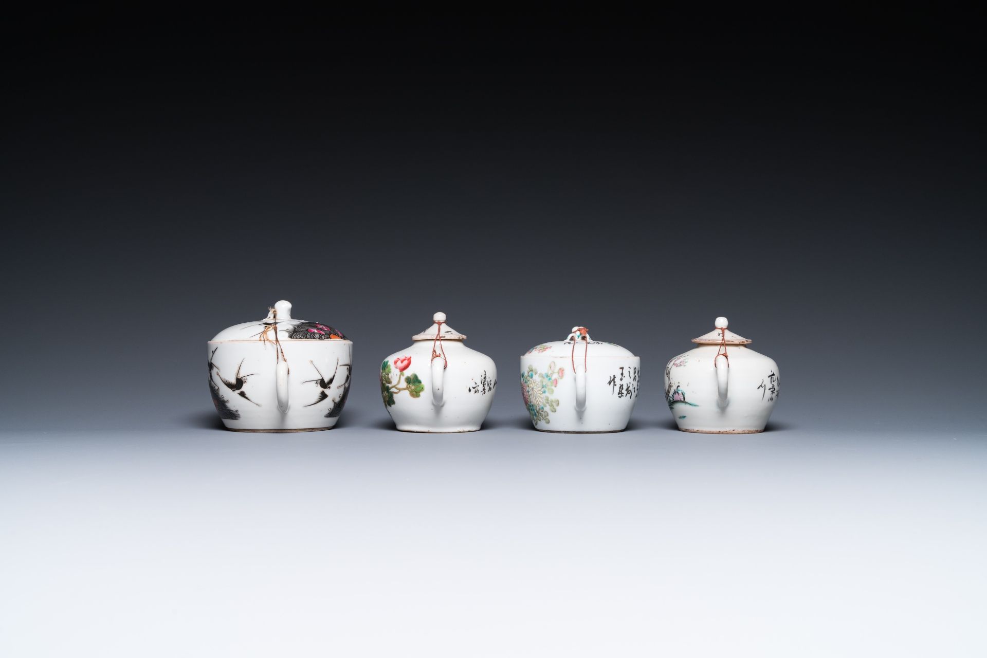 A varied collection of Chinese famille rose and qianjiang cai porcelain, 19th/20th C. - Bild 8 aus 20
