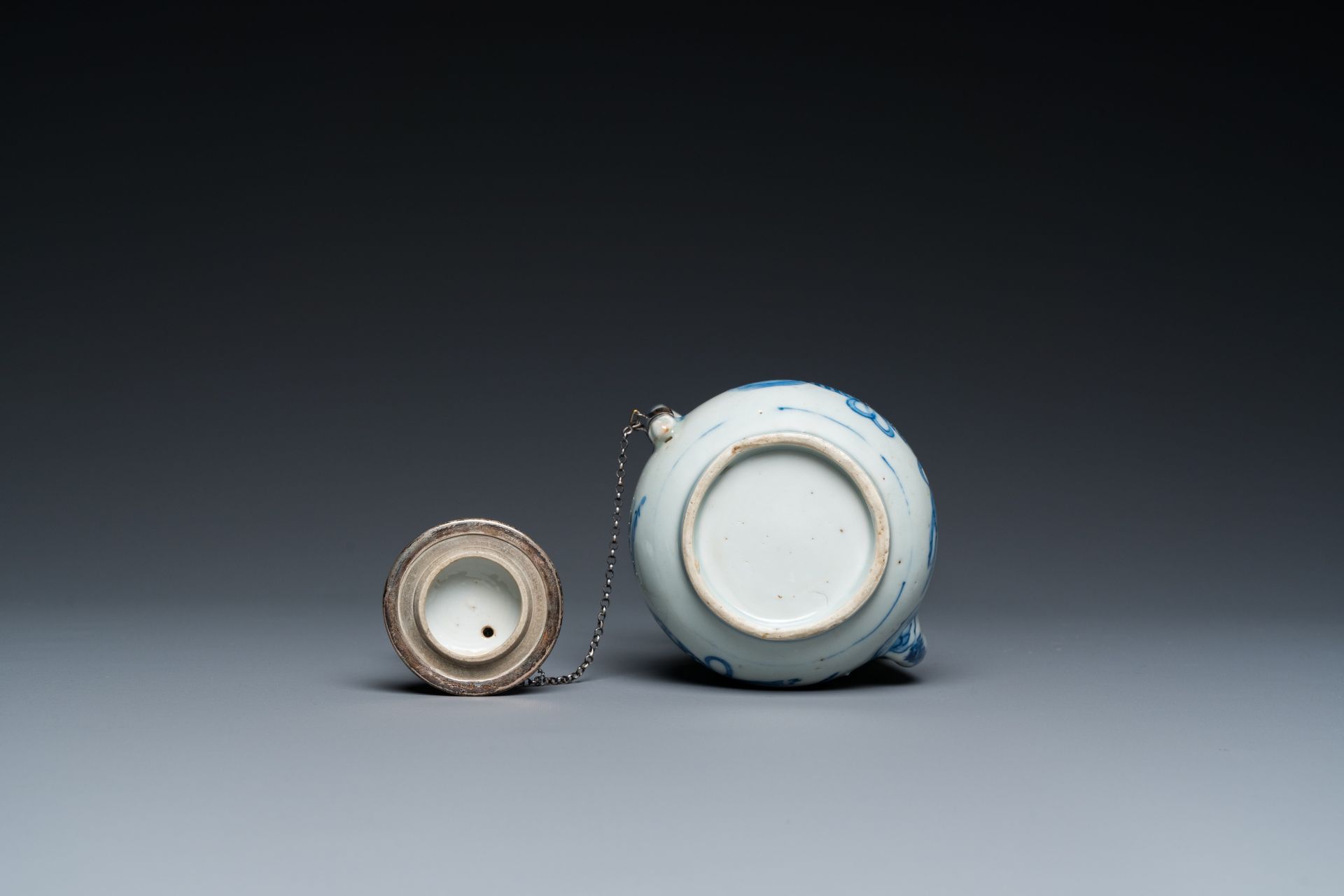 A Chinese blue and white teapot and cover with silver mounts, Kangxi - Image 7 of 7