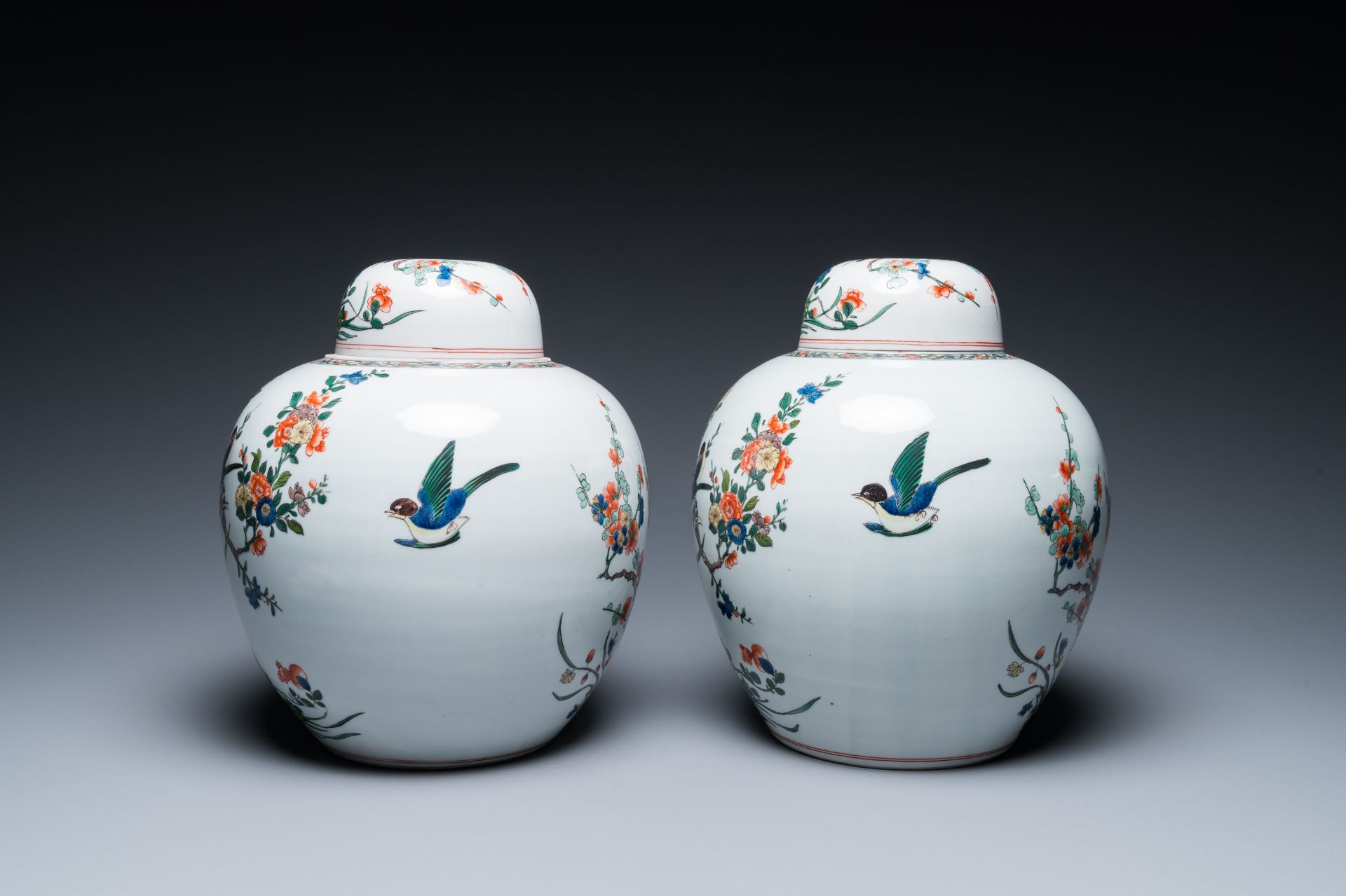 A Chinese famille rose 'Fort Folly' plate and a pair of Samson famille verte-style jars and covers, - Bild 7 aus 9