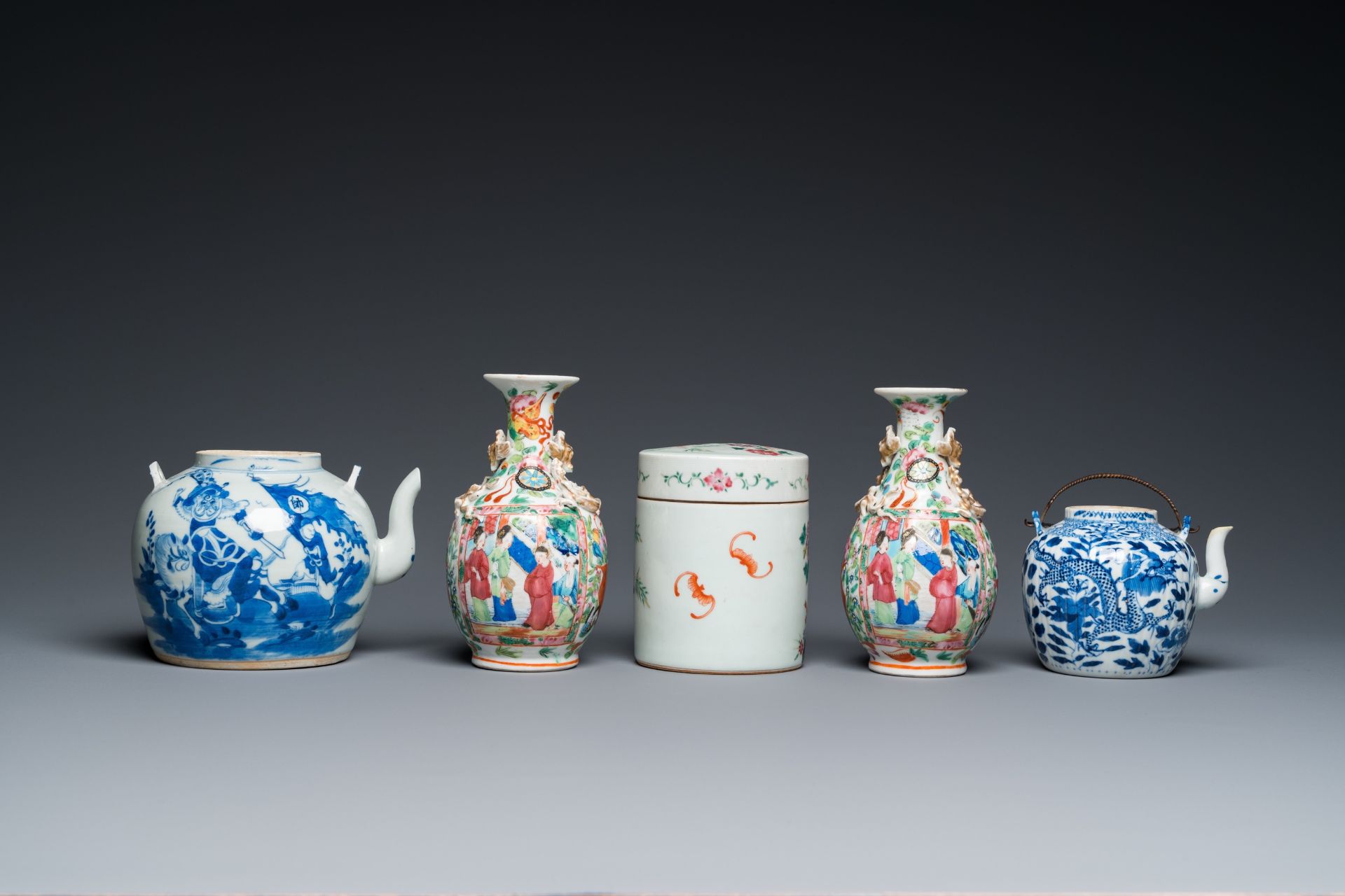 An extensive collection of varied Chinese porcelain wares, 19/20th C. - Bild 10 aus 15