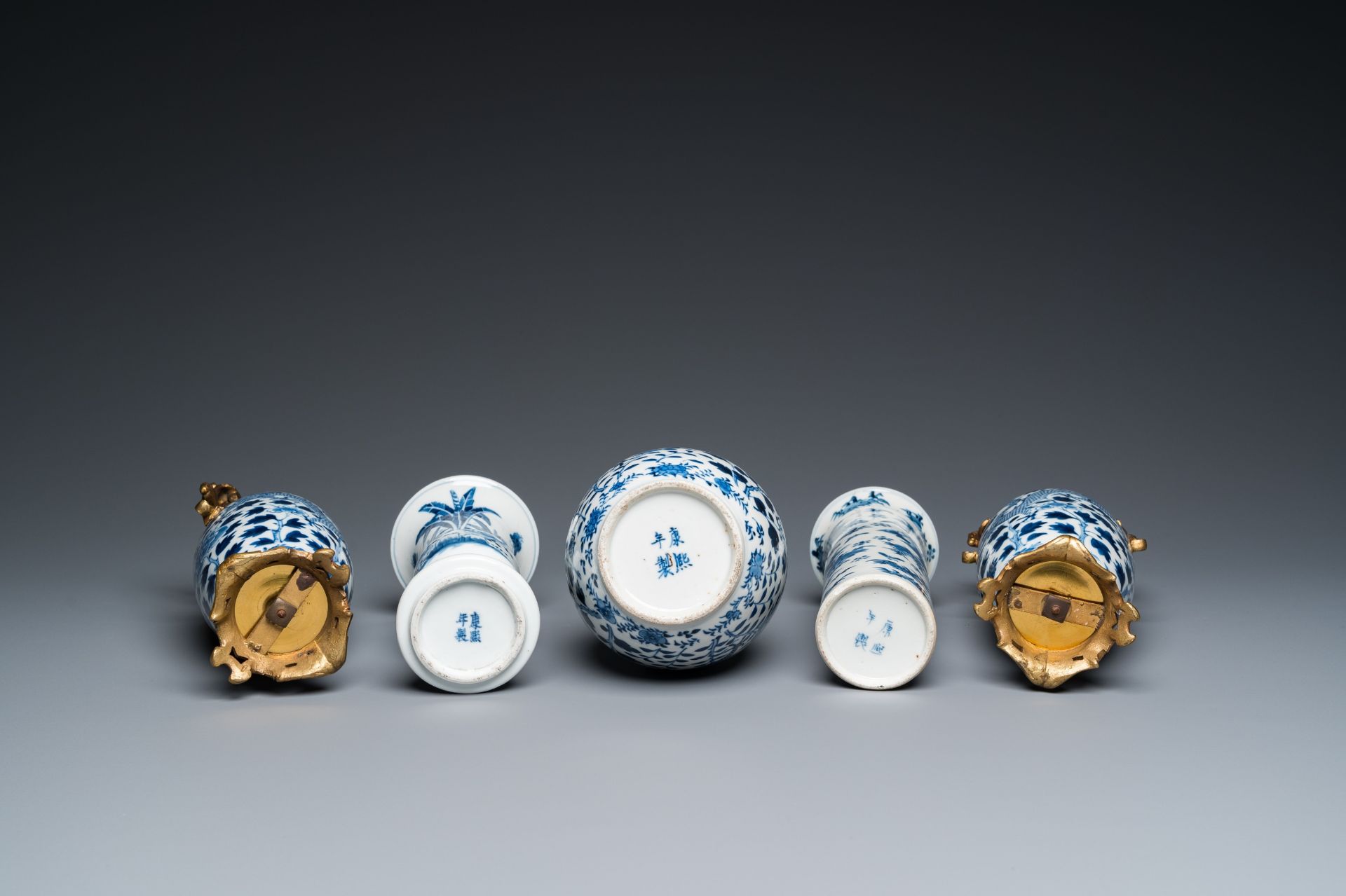 Five Chinese blue and white vases, 19th C. - Bild 7 aus 7