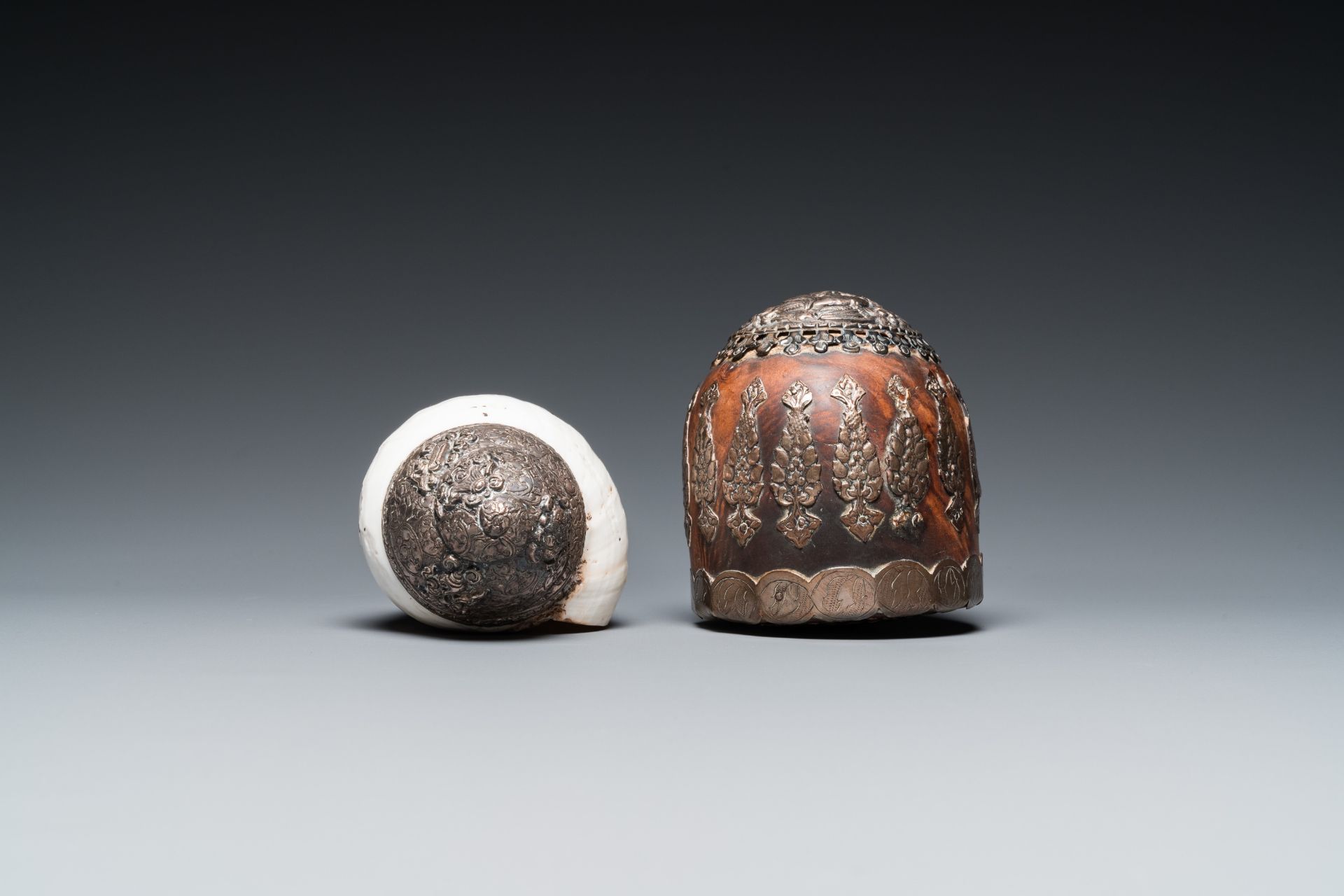 Five Tibetan ritual objects in copper, silver, jade and wood, 19/20th C. - Bild 12 aus 16