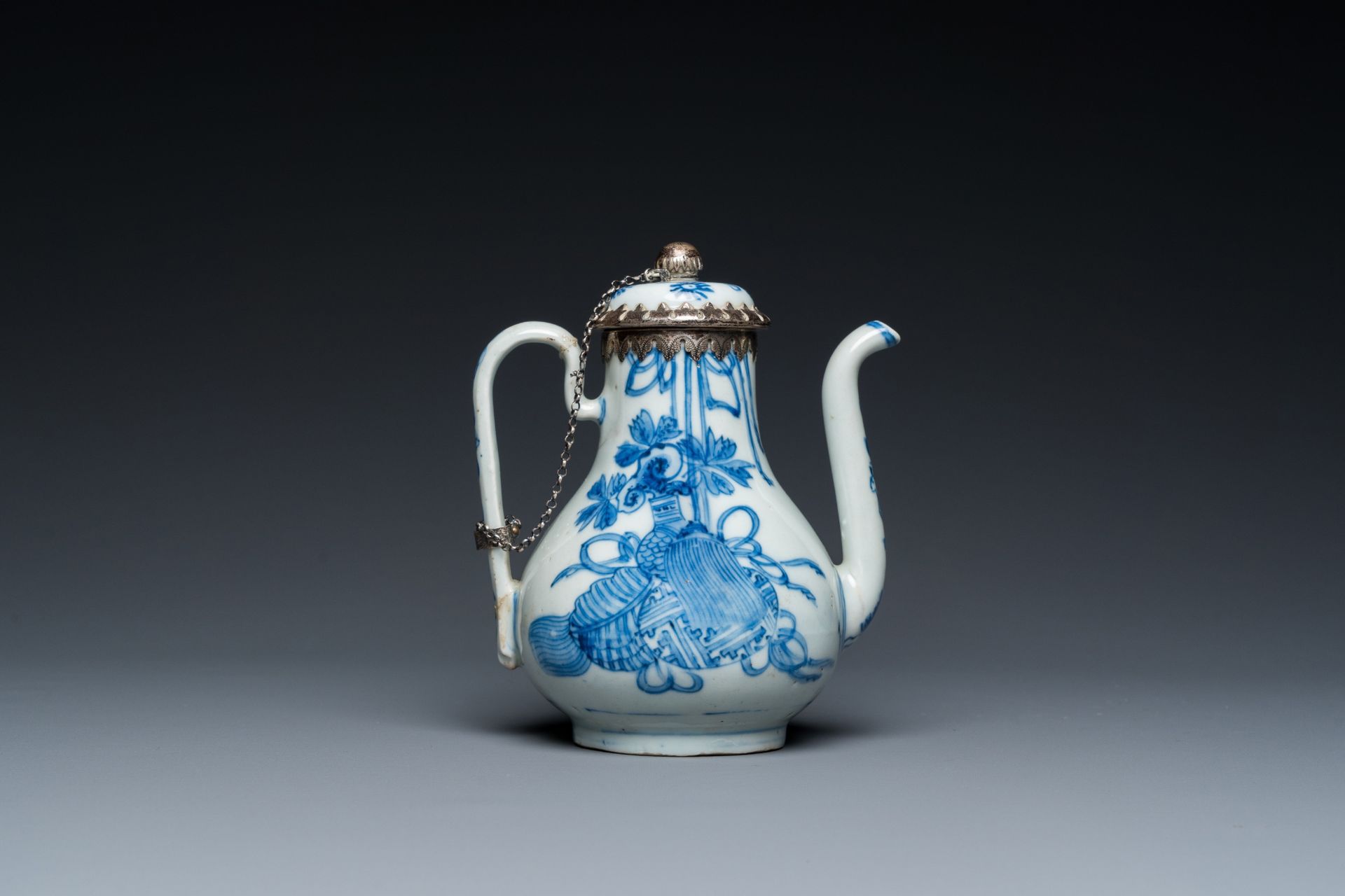 A Chinese blue and white teapot and cover with silver mounts, Kangxi - Image 4 of 7