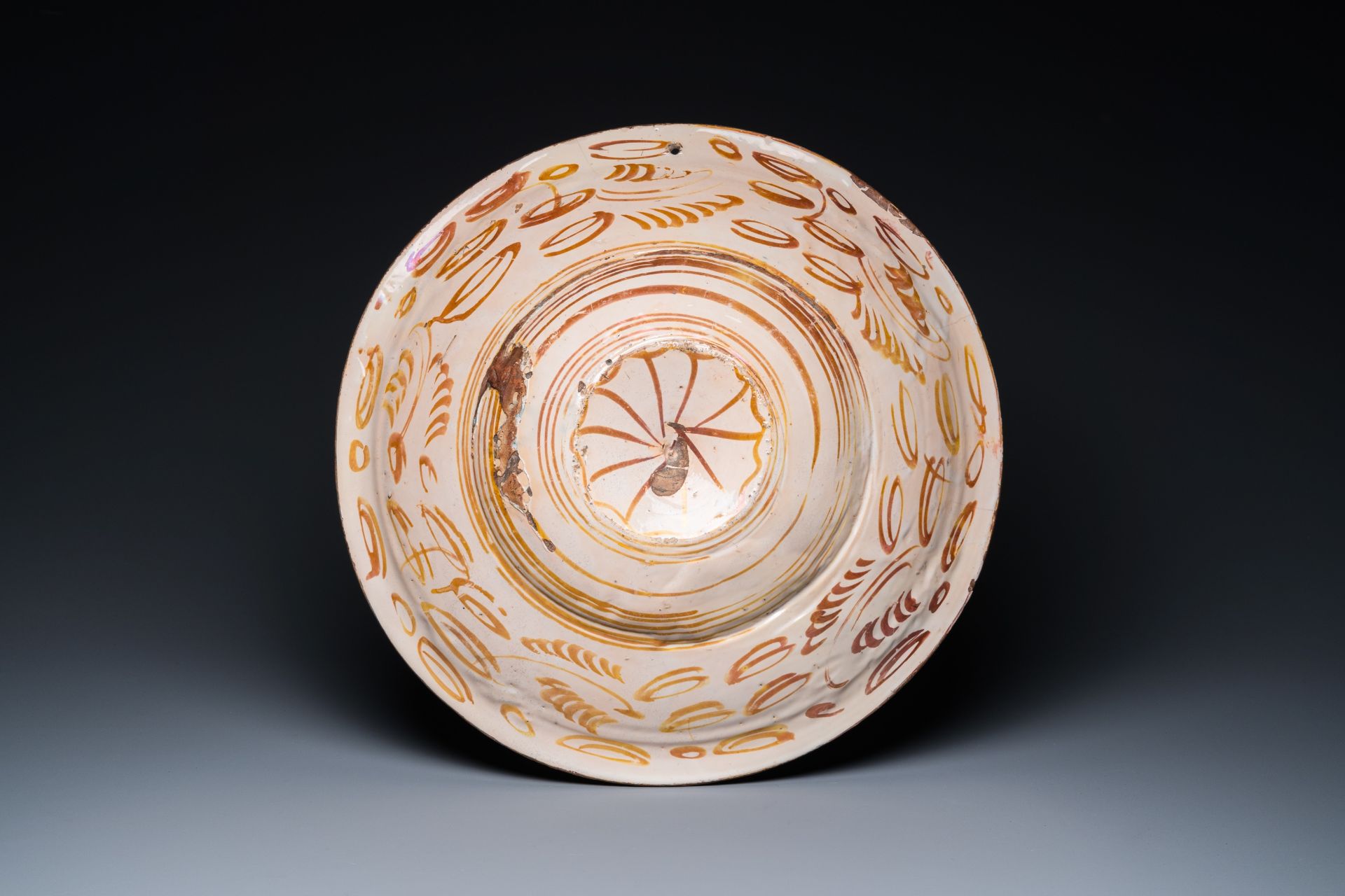 A very fresh large Hispano-Moresque lustre-glazed dish with ornamental design, Spain, 16th C. - Image 2 of 2