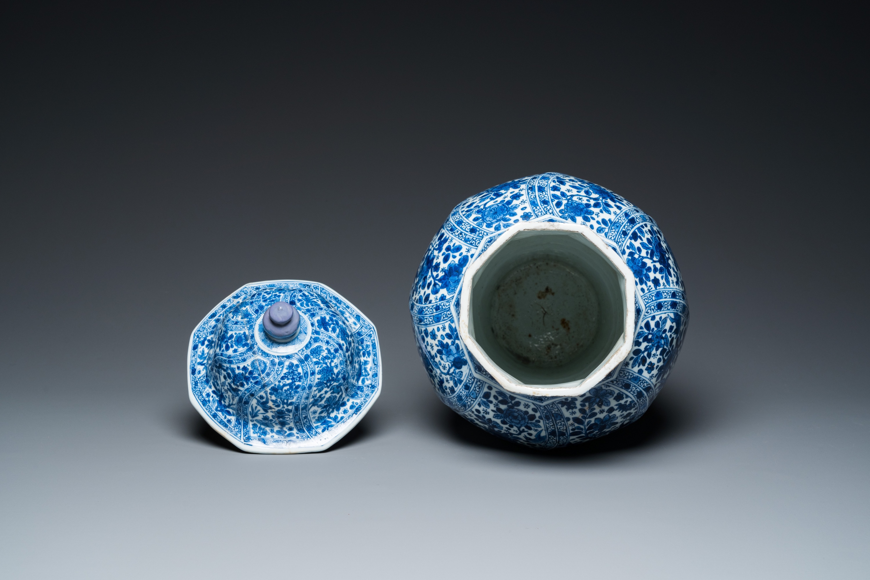 A Chinese blue and white vase and cover, Kangxi - Image 5 of 6