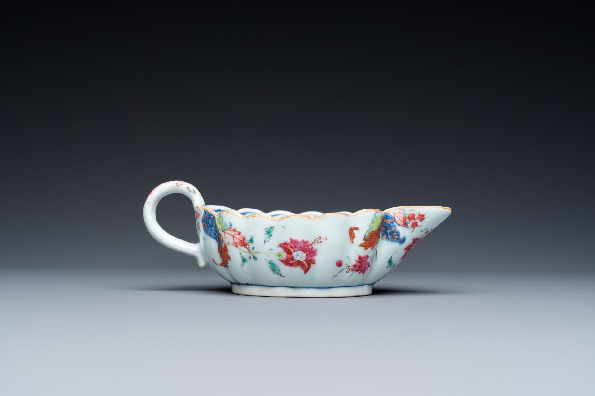 A Chinese famille rose 'pseudo-tobacco leaf' sauce boat on stand, Qianlong - Bild 7 aus 10