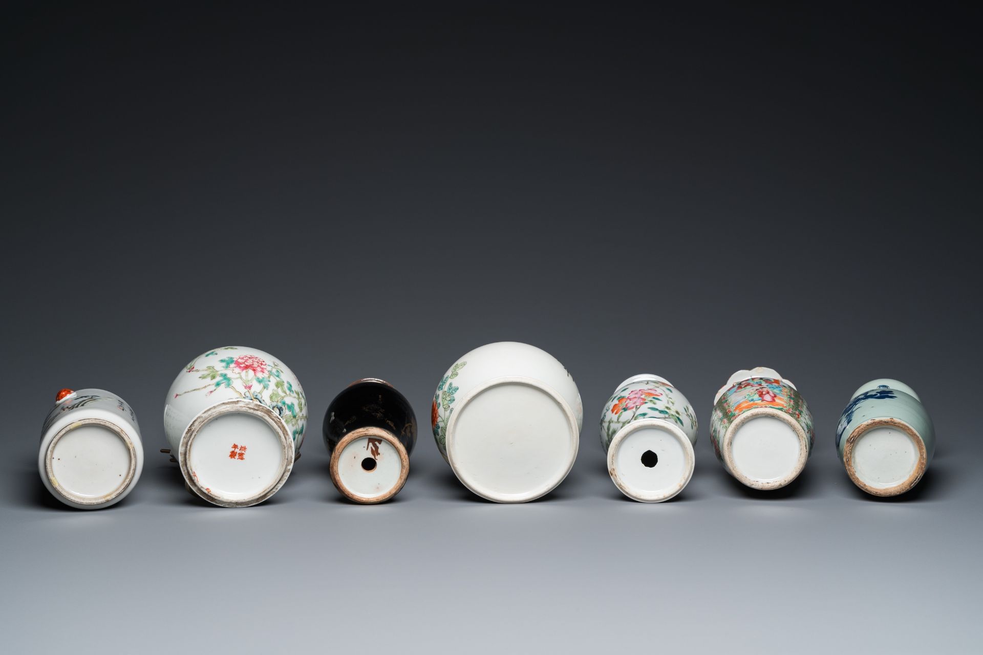 An extensive collection of varied Chinese porcelain wares, 19/20th C. - Image 7 of 15