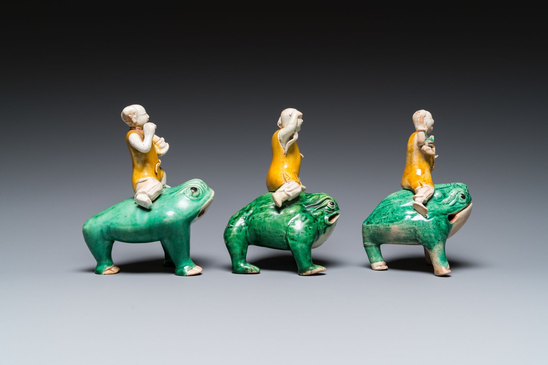 Three Chinese verte biscuit sculptures of Liu Hai on the three-legged toad, Kangxi - Bild 3 aus 7