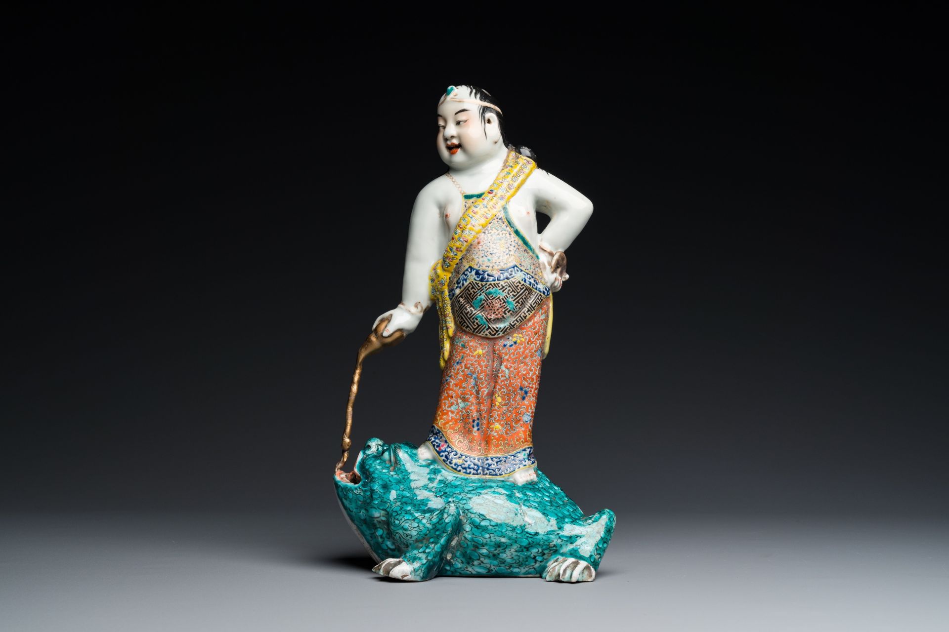 A Chinese famille rose 'Liu Hai on the toad' sculpture, signed Huang Yuanxiang é»ƒæºé …, 19th C. - Bild 2 aus 7