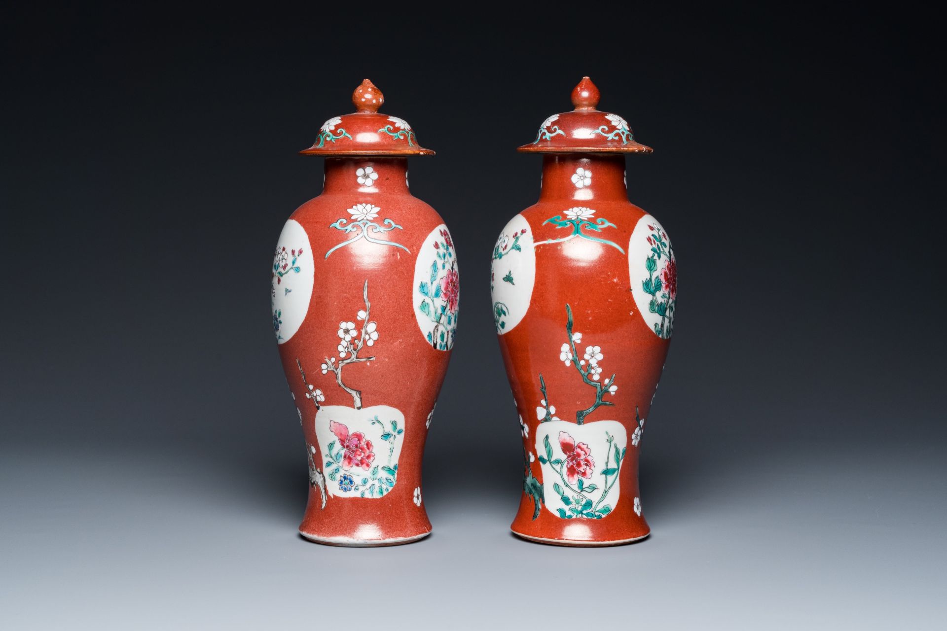 A pair of Chinese famille rose ruby-ground vases and covers, Yongzheng/Qianlong - Bild 2 aus 6