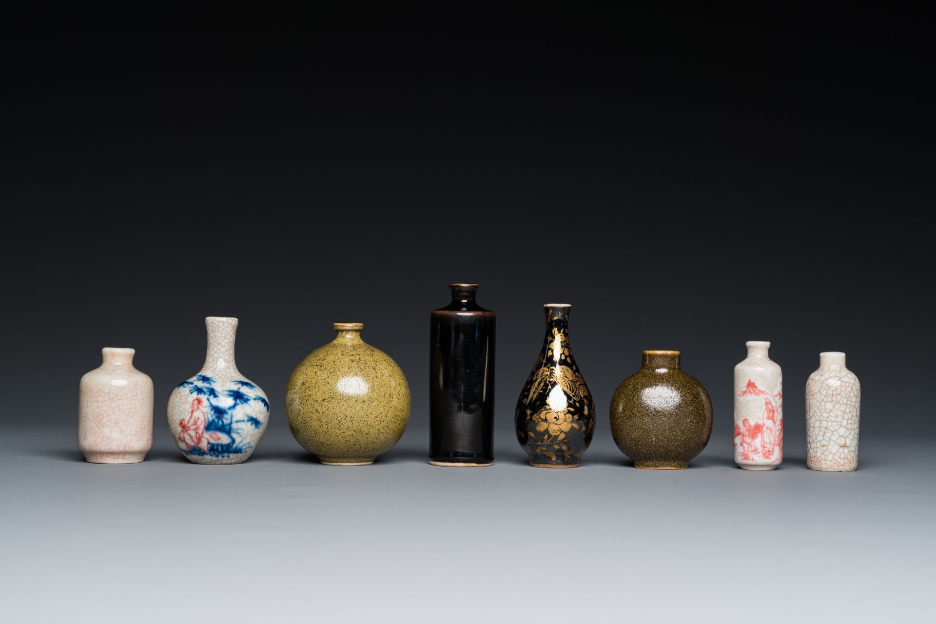 Five various Chinese snuff bottles and three miniature vases, 19/20th C. - Bild 2 aus 7