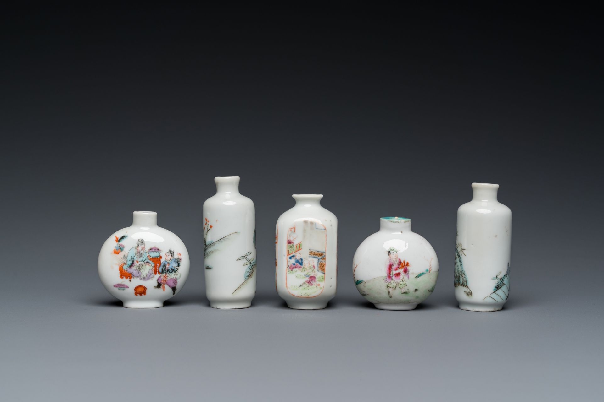 Five Chinese famille rose snuff bottles, 19/20th C. - Image 3 of 7