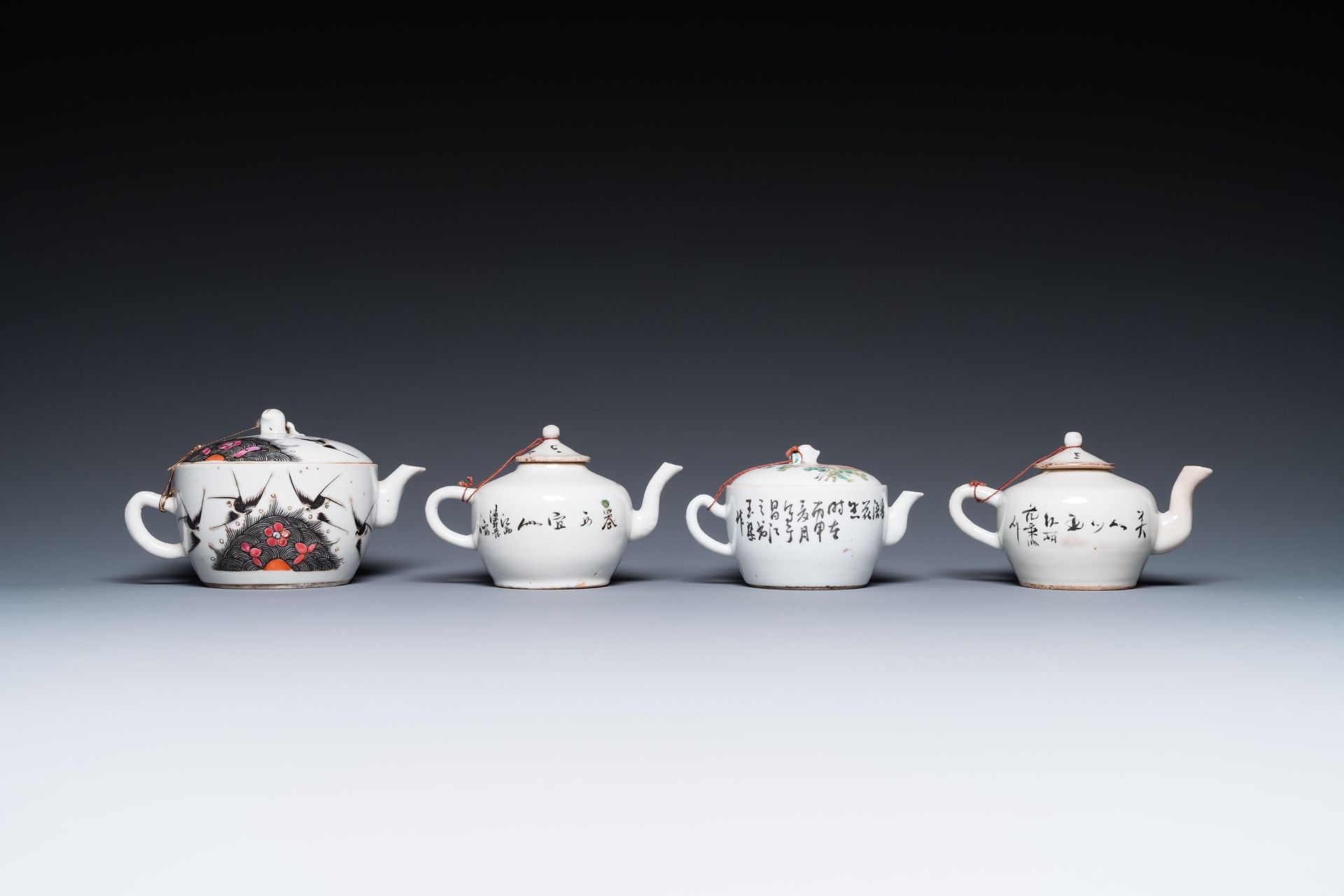 A varied collection of Chinese famille rose and qianjiang cai porcelain, 19th/20th C. - Bild 7 aus 20