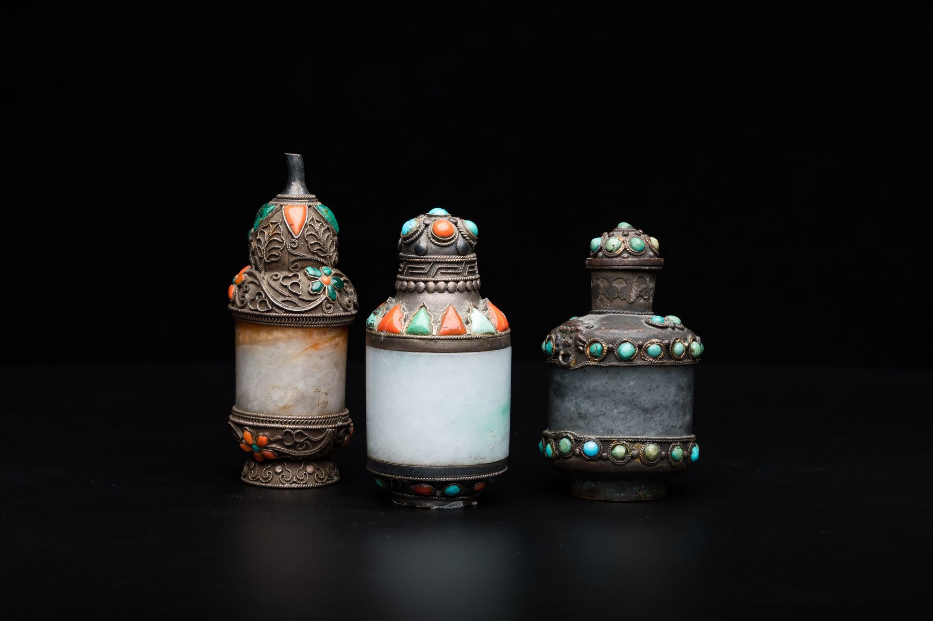 Four Chinese inlaid silver-mounted jade snuff bottles, 19/20th C. - Image 2 of 16