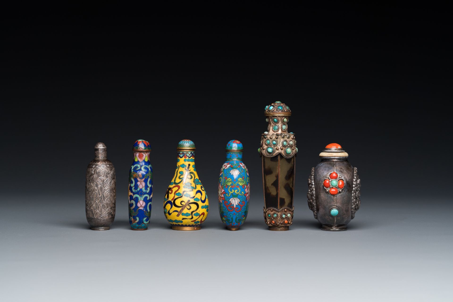 Six Chinese silver and cloisonne snuff bottles, 19/20th C. - Image 4 of 6