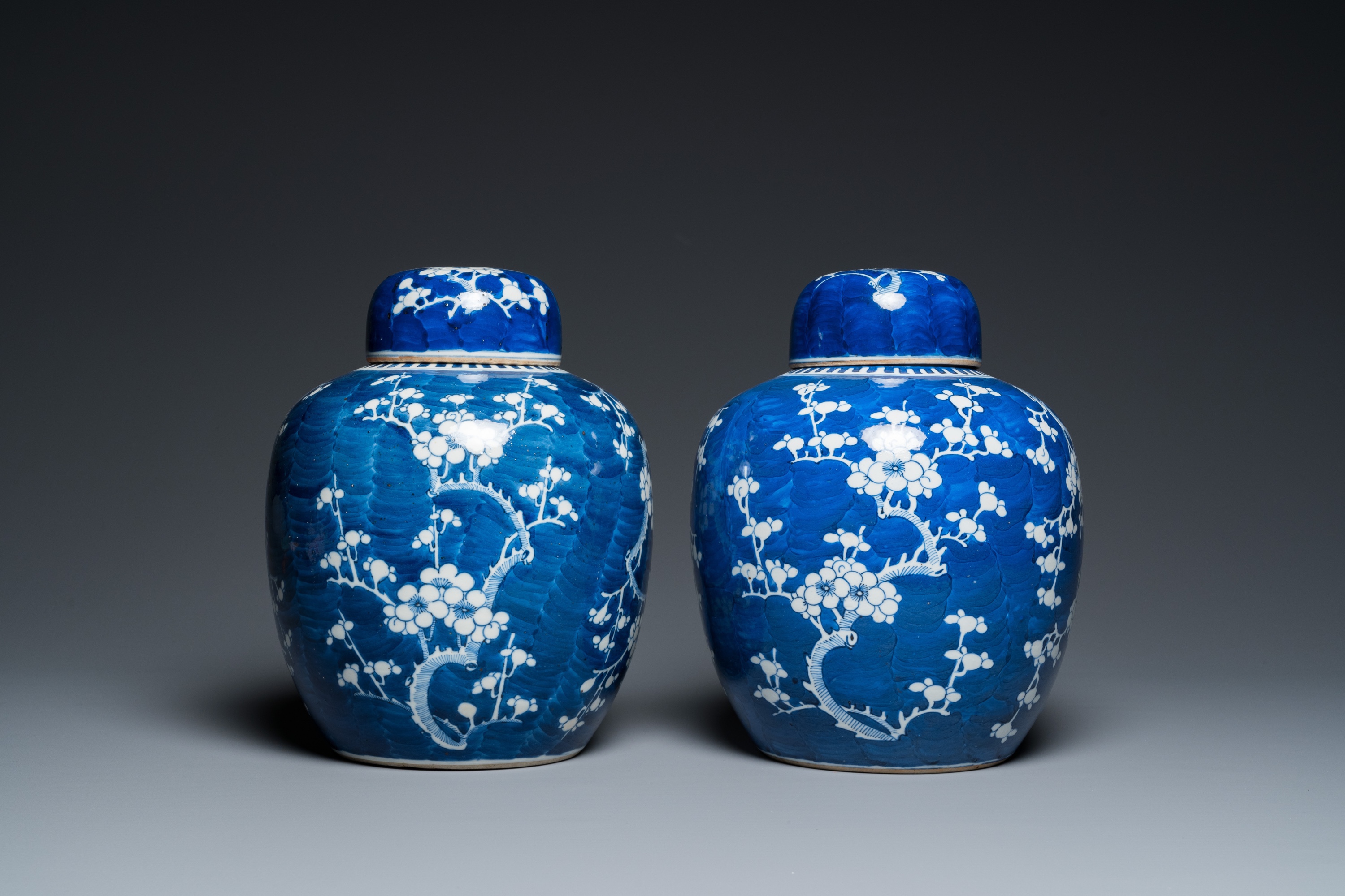 A pair of Chinese blue and white jars and covers, 19th C. - Image 2 of 7