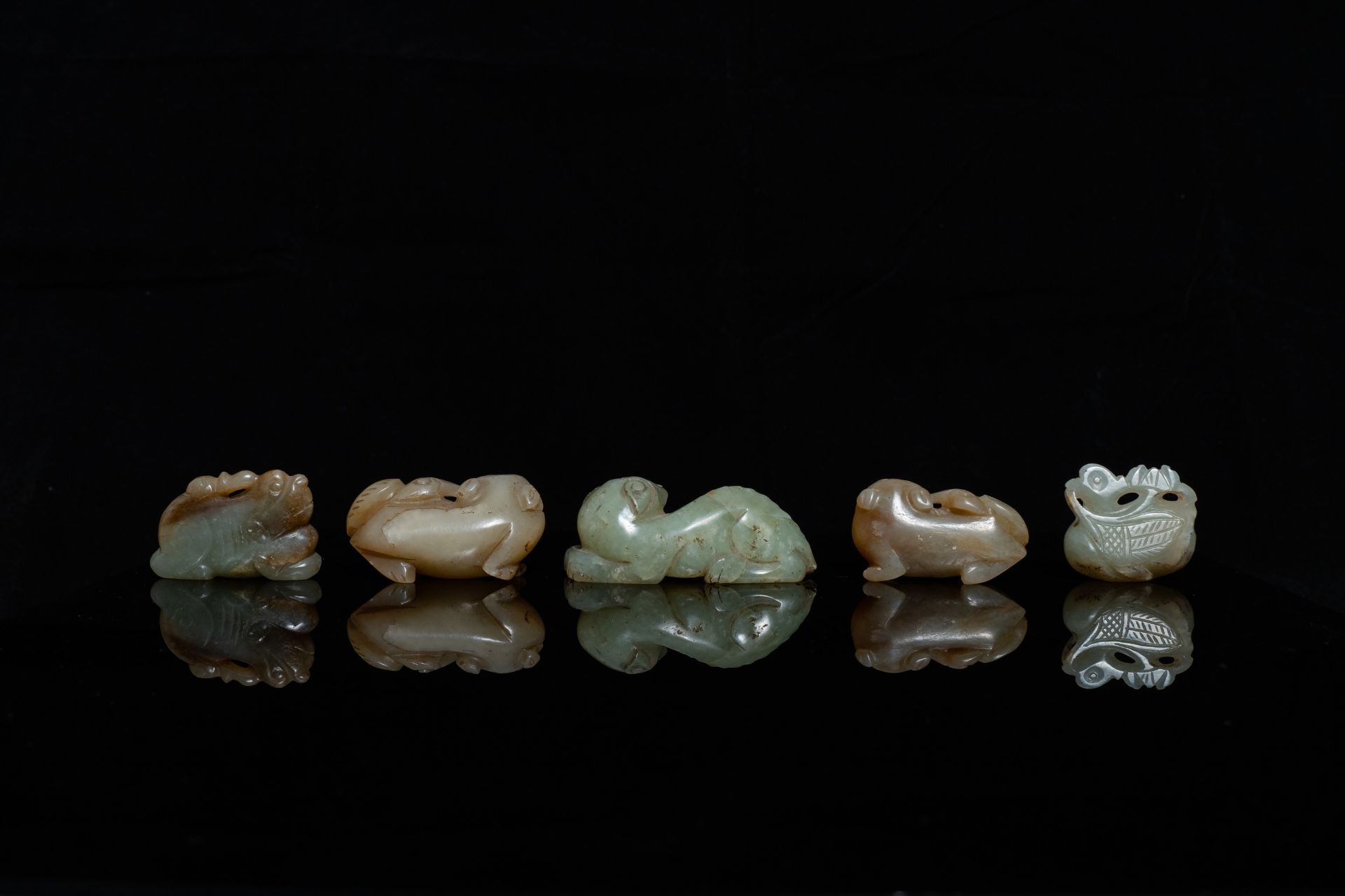 Five Chinese celadon and russet jade carvings, 19th C. - Bild 4 aus 21