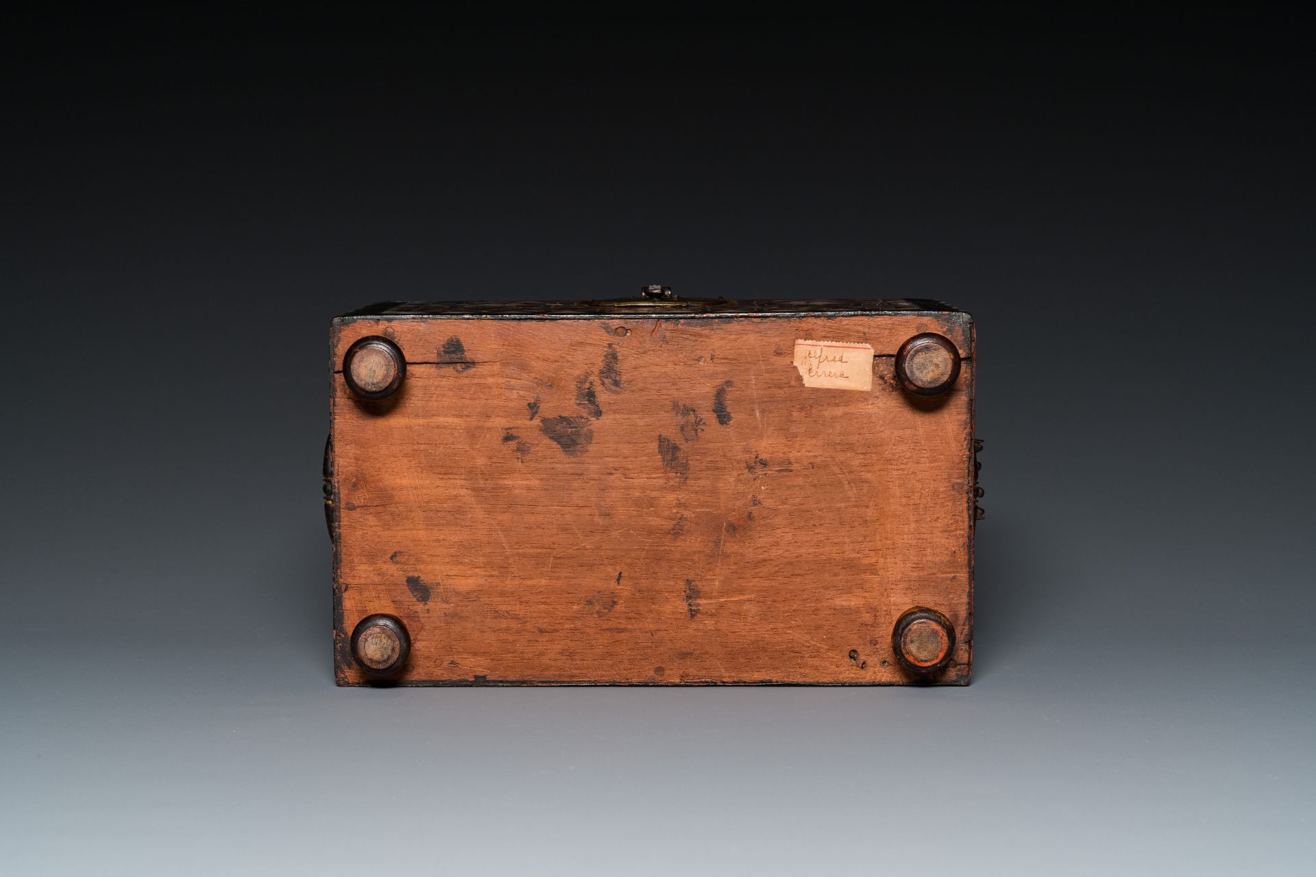 A tortoise-veneered and bone-inlaid wooden casket, probably Turkey, 17th C. - Image 6 of 8