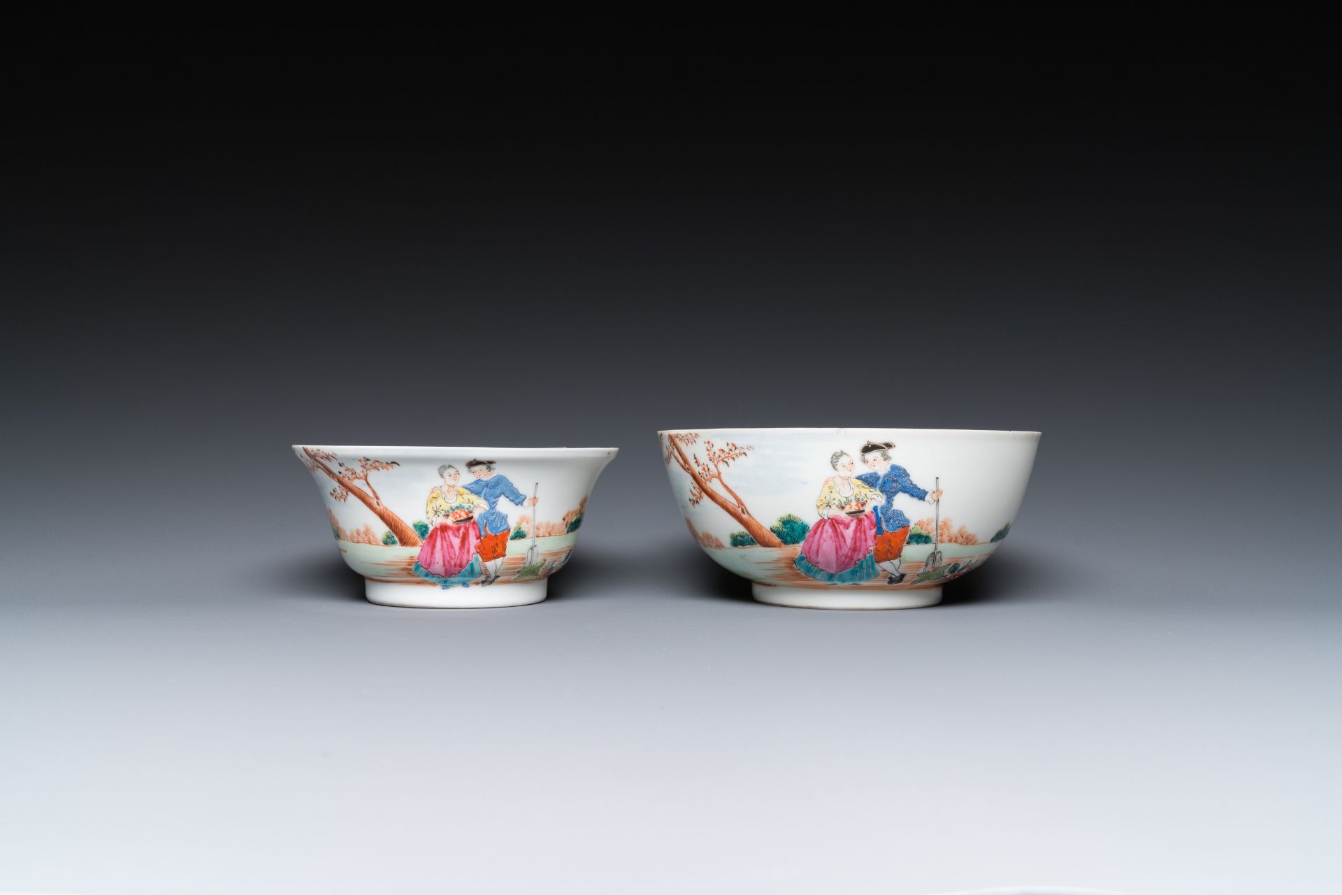 Two fine Chinese famille rose 'European subject' bowls, Qianlong - Bild 2 aus 7