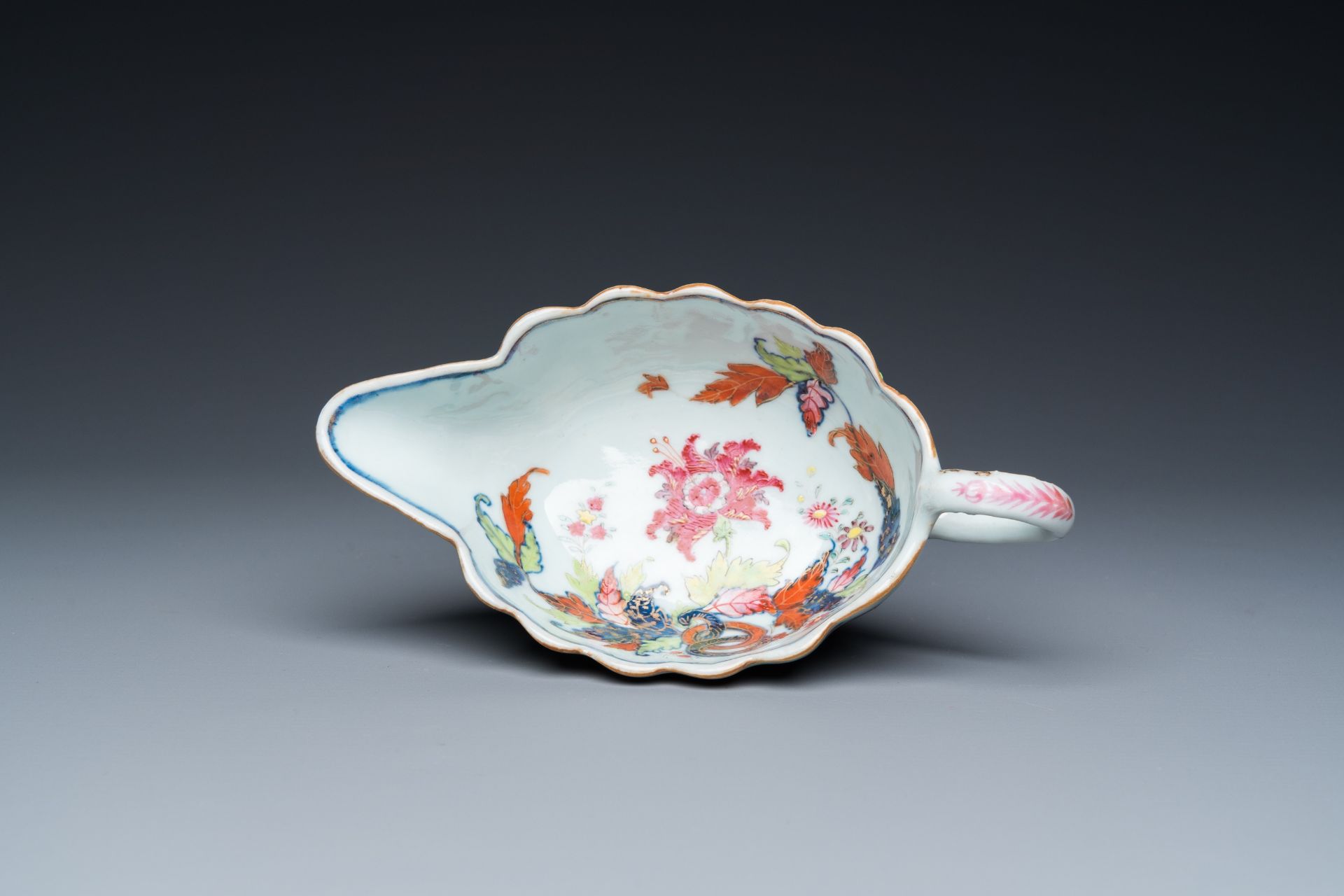 A Chinese famille rose 'pseudo-tobacco leaf' sauce boat on stand, Qianlong - Bild 9 aus 10