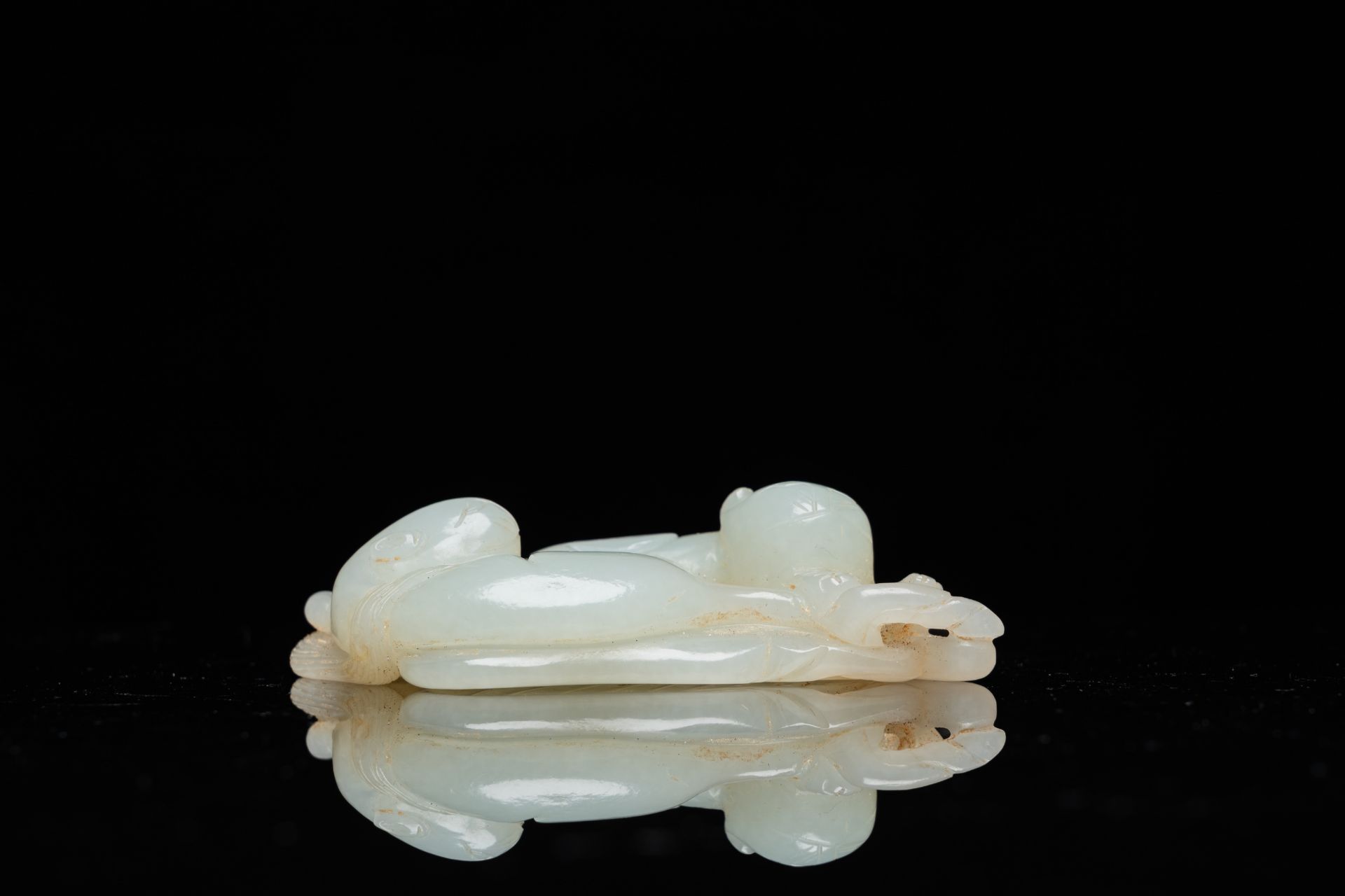 A Chinese 'twin cat' carved jade pendant, Qing - Image 5 of 7