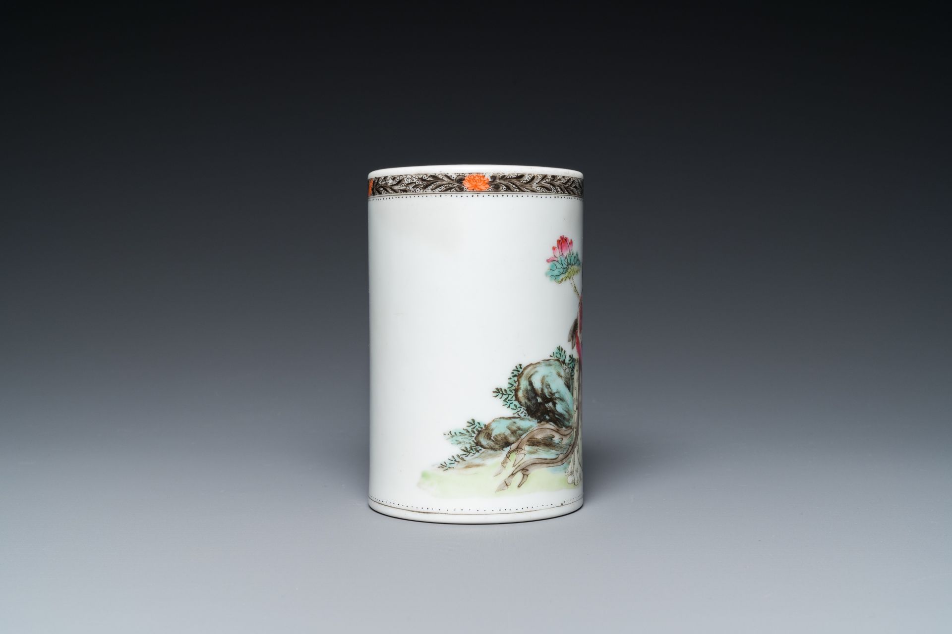 A Chinese famille rose dish, a brush pot and a pair of blue and white jars and covers, 19/20th C. - Image 5 of 15