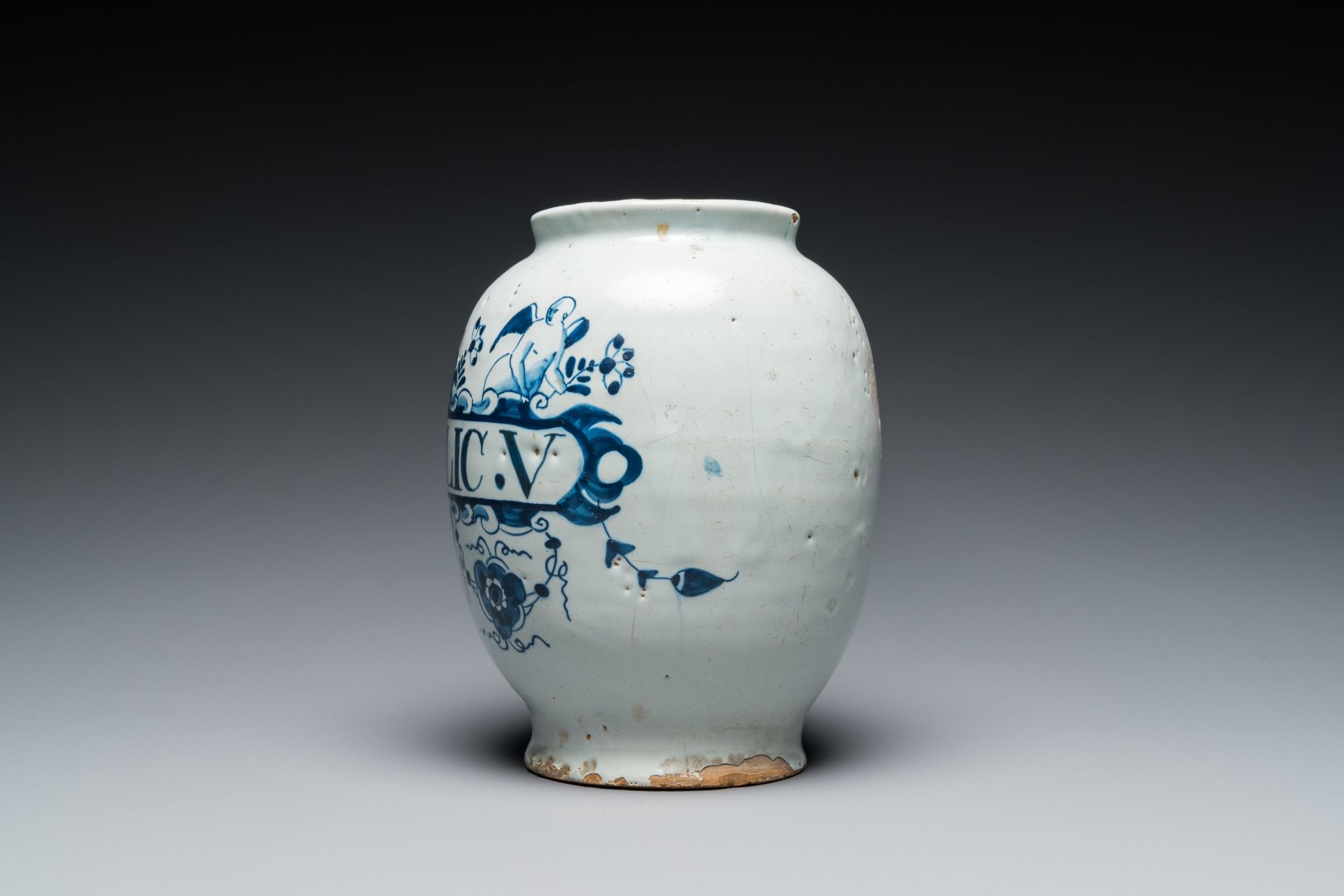 A blue and white English Delftware drug jar, probably London, 18th C. - Image 5 of 7