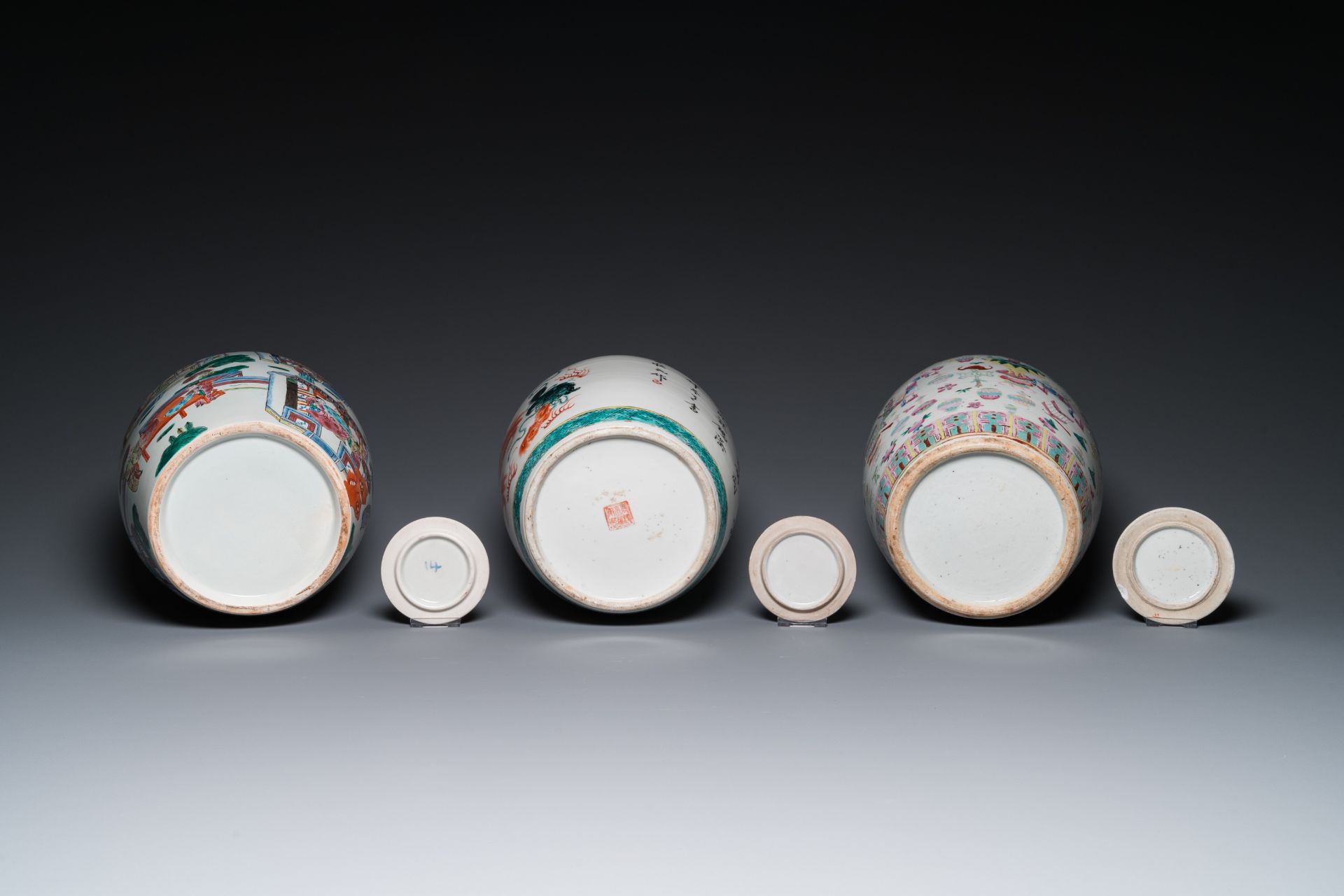 Three Chinese famille rose and verte jars with covers, 19/20th C. - Image 7 of 7