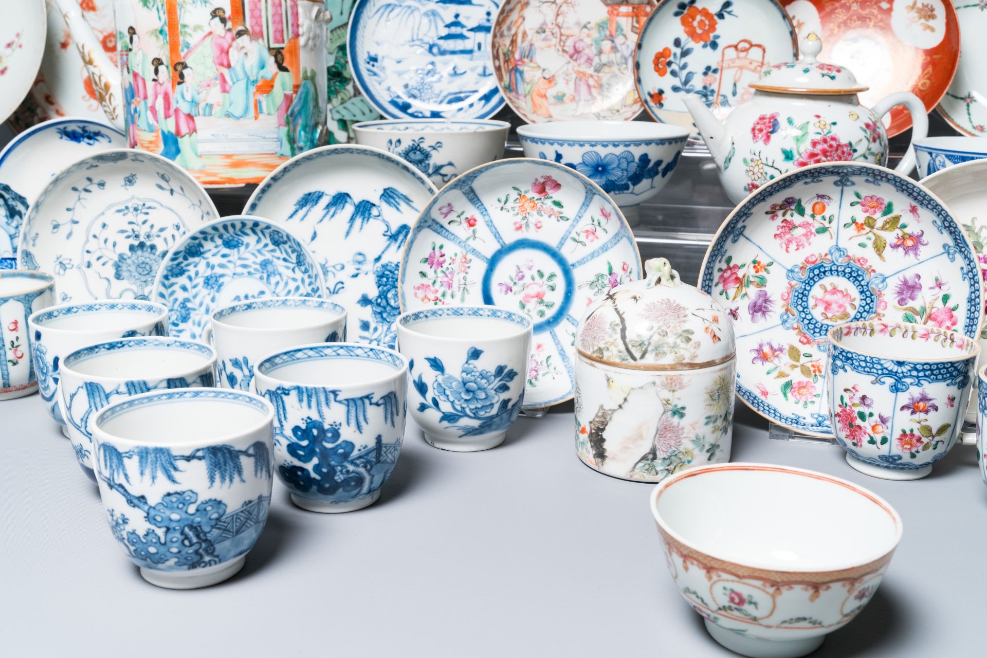 A varied collection of Chinese porcelain, Kangxi and later - Bild 4 aus 11