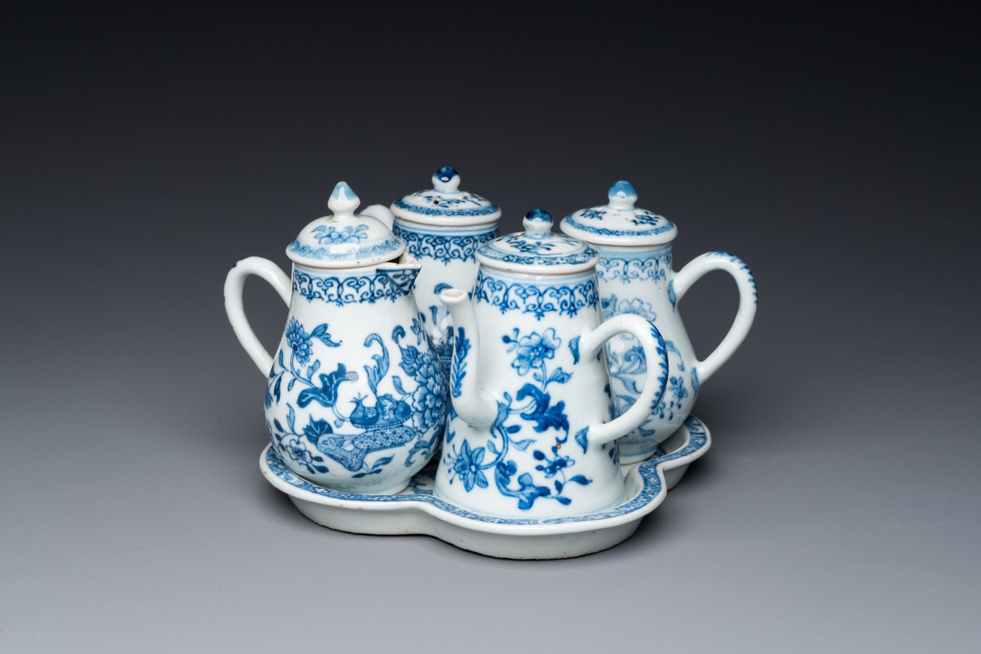 A rare Chinese blue and white set of two jugs and two casters on stand, Qianlong - Image 2 of 10