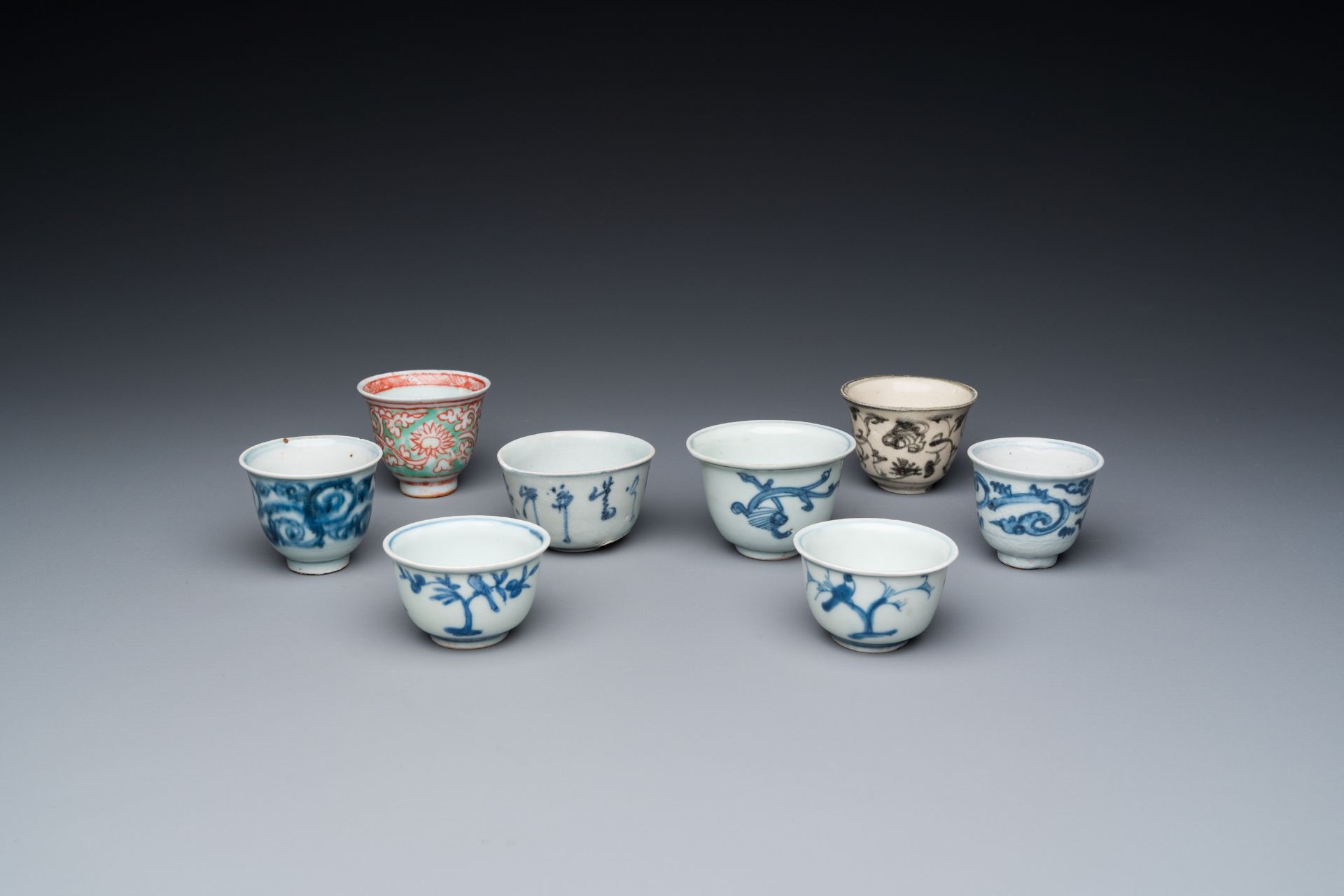 Eight Chinese mostly blue and white wine and tea cups, Ming - Bild 2 aus 8