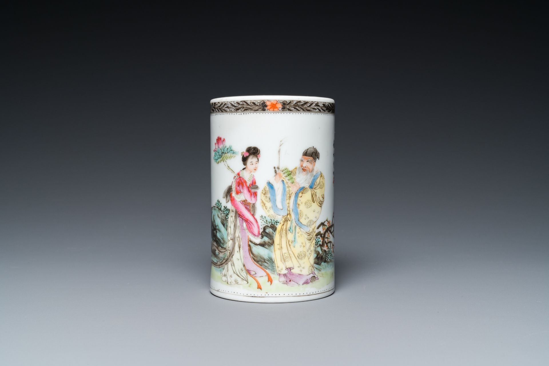 A Chinese famille rose dish, a brush pot and a pair of blue and white jars and covers, 19/20th C. - Image 4 of 15