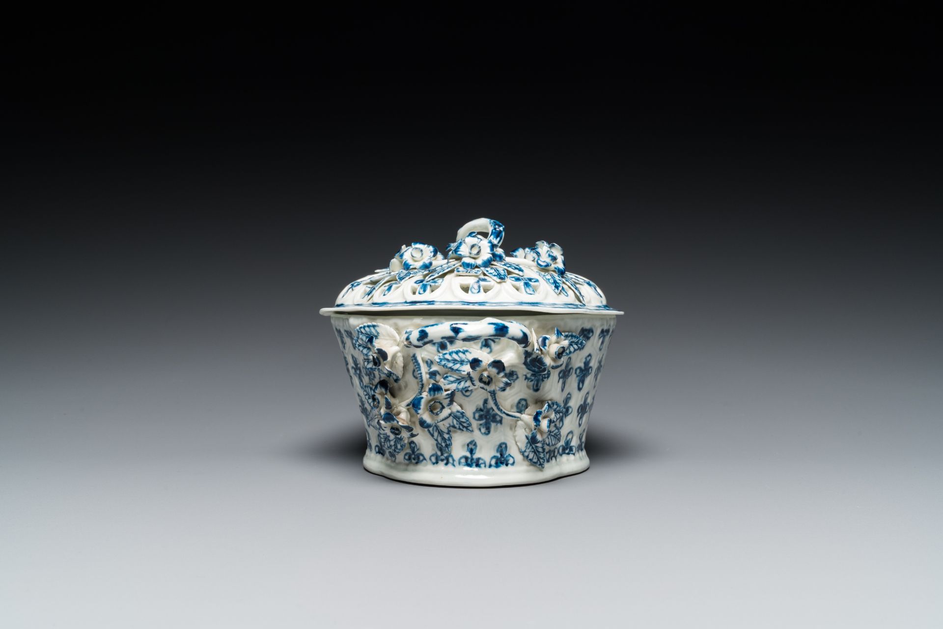 A blue and white tureen with reticulated cover, Worcester, England, 18th C. - Image 5 of 7