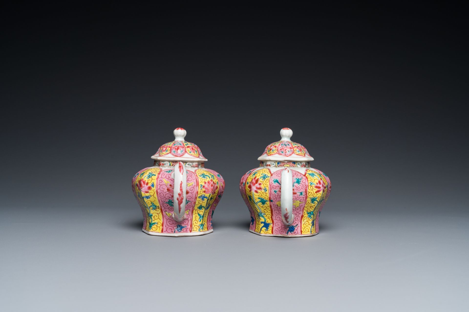 A pair of Chinese octagonal famille rose teapots on stands, Yongzheng - Bild 6 aus 11