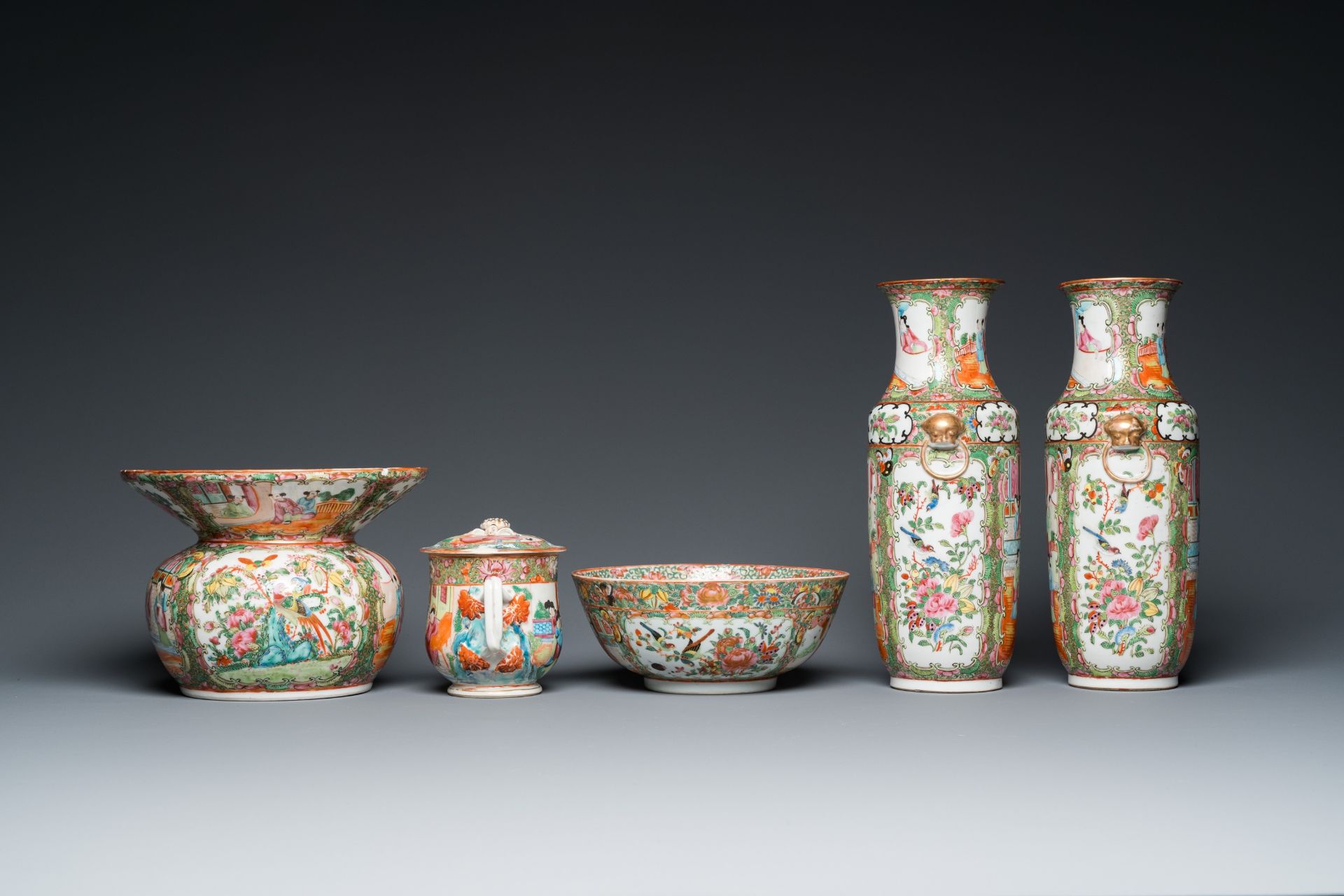 An extensive collection of Chinese Canton famille rose porcelain, 19th C. - Image 10 of 13