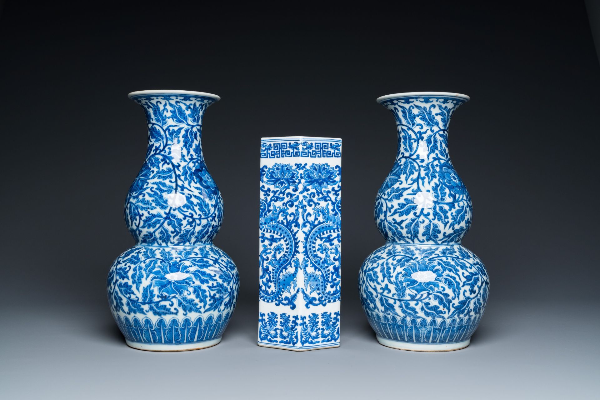 Three Chinese blue and white vases, 19th C. - Bild 4 aus 6