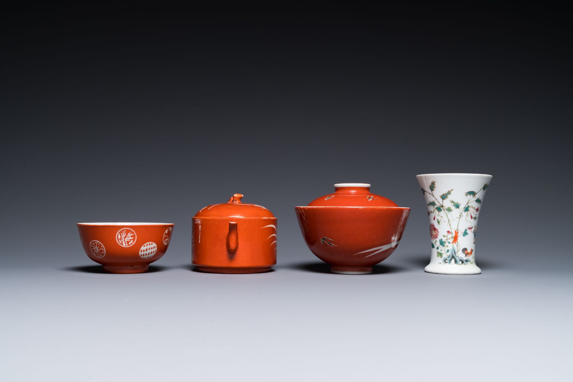 Four Chinese famille rose wares and three with coral-red-ground, 19/20th C. - Bild 3 aus 13