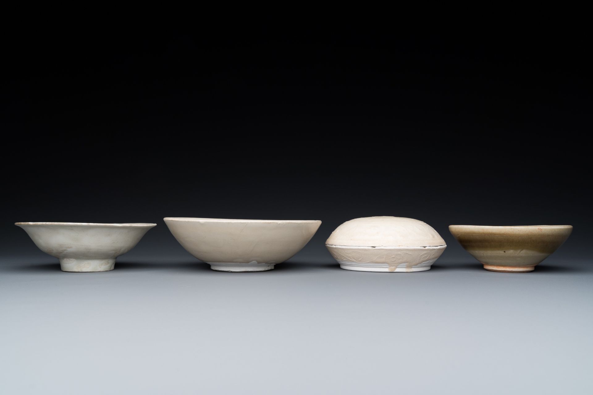 Three Chinese celadon- and qingbai-glazed bowls and a cream-glazed box and cover, Song and later - Image 6 of 8