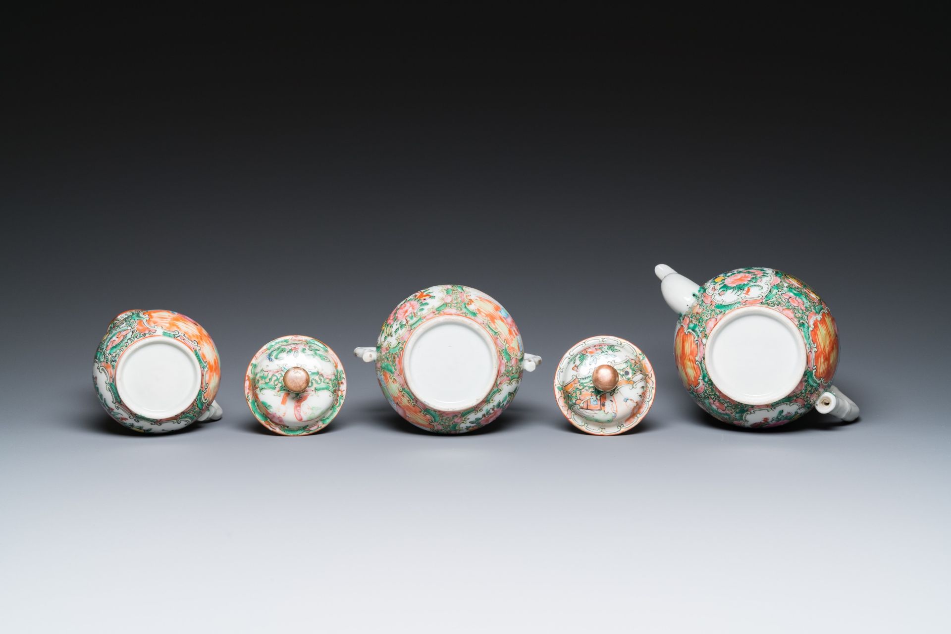 A collection of 28 Chinese Canton famille rose wares, 19th C. - Image 12 of 16