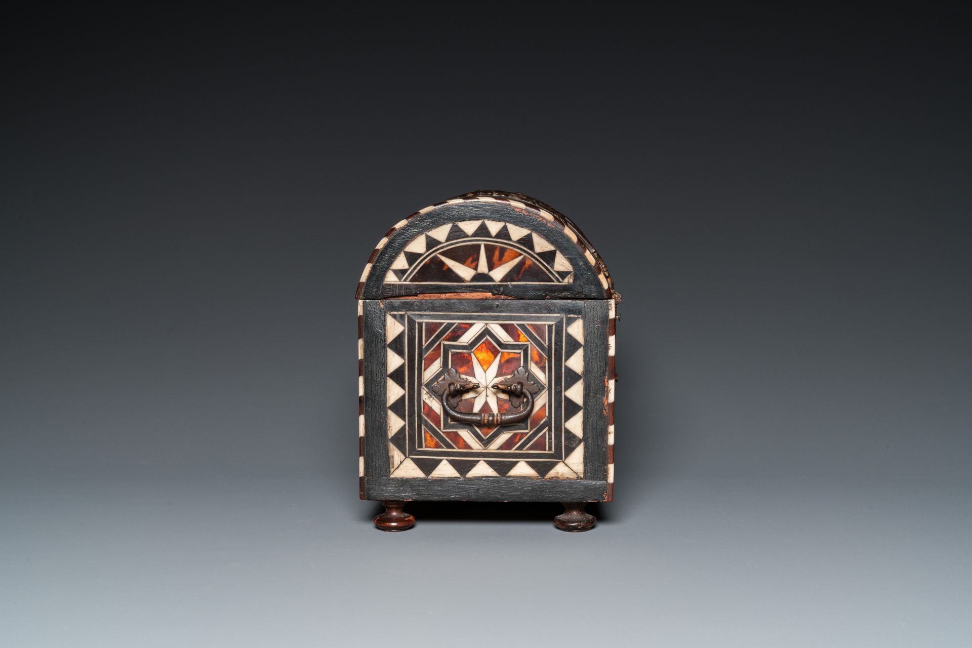 A tortoise-veneered and bone-inlaid wooden casket, probably Turkey, 17th C. - Image 5 of 8