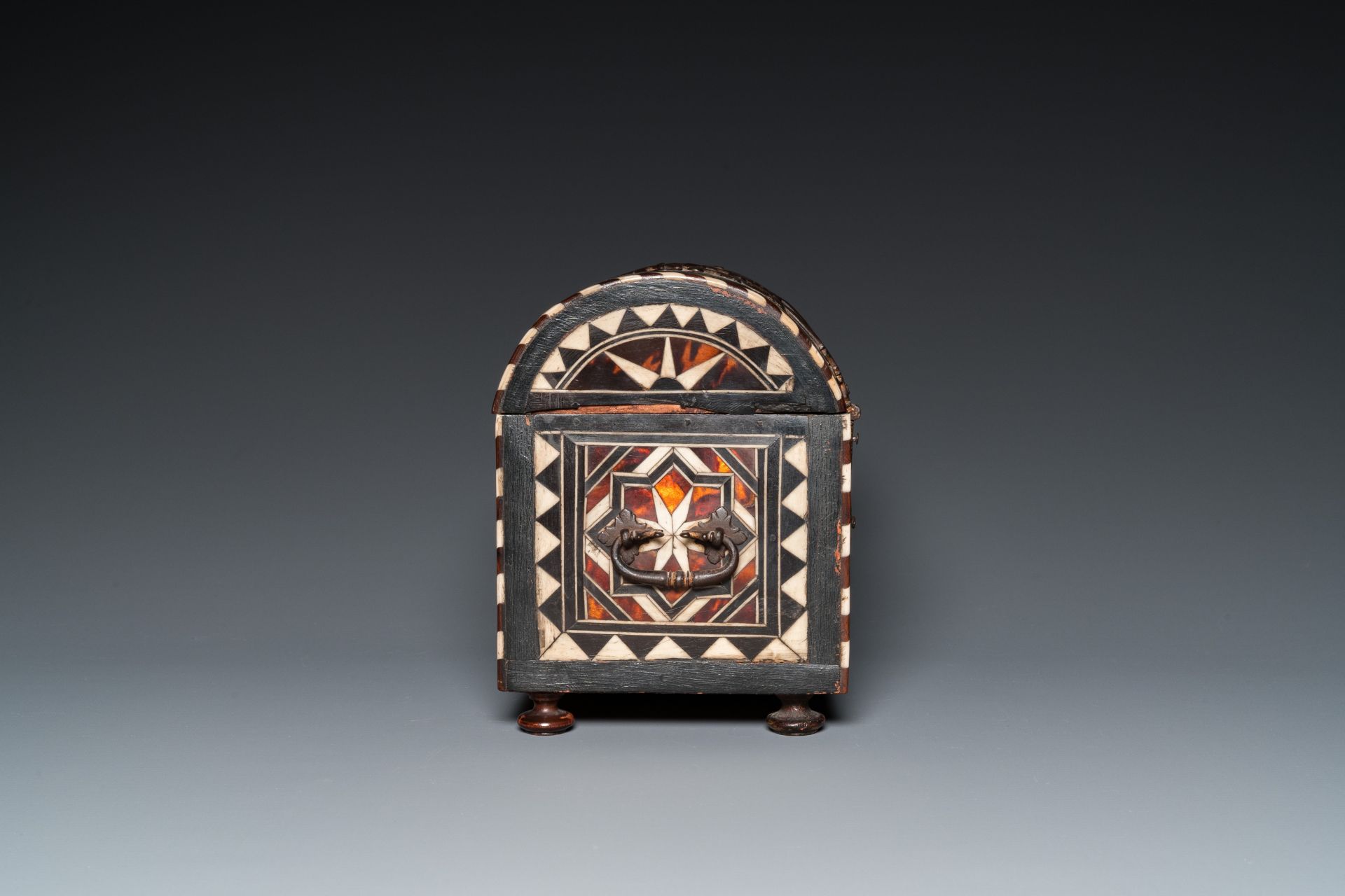 A tortoise-veneered and bone-inlaid wooden casket, probably Turkey, 17th C. - Bild 5 aus 8