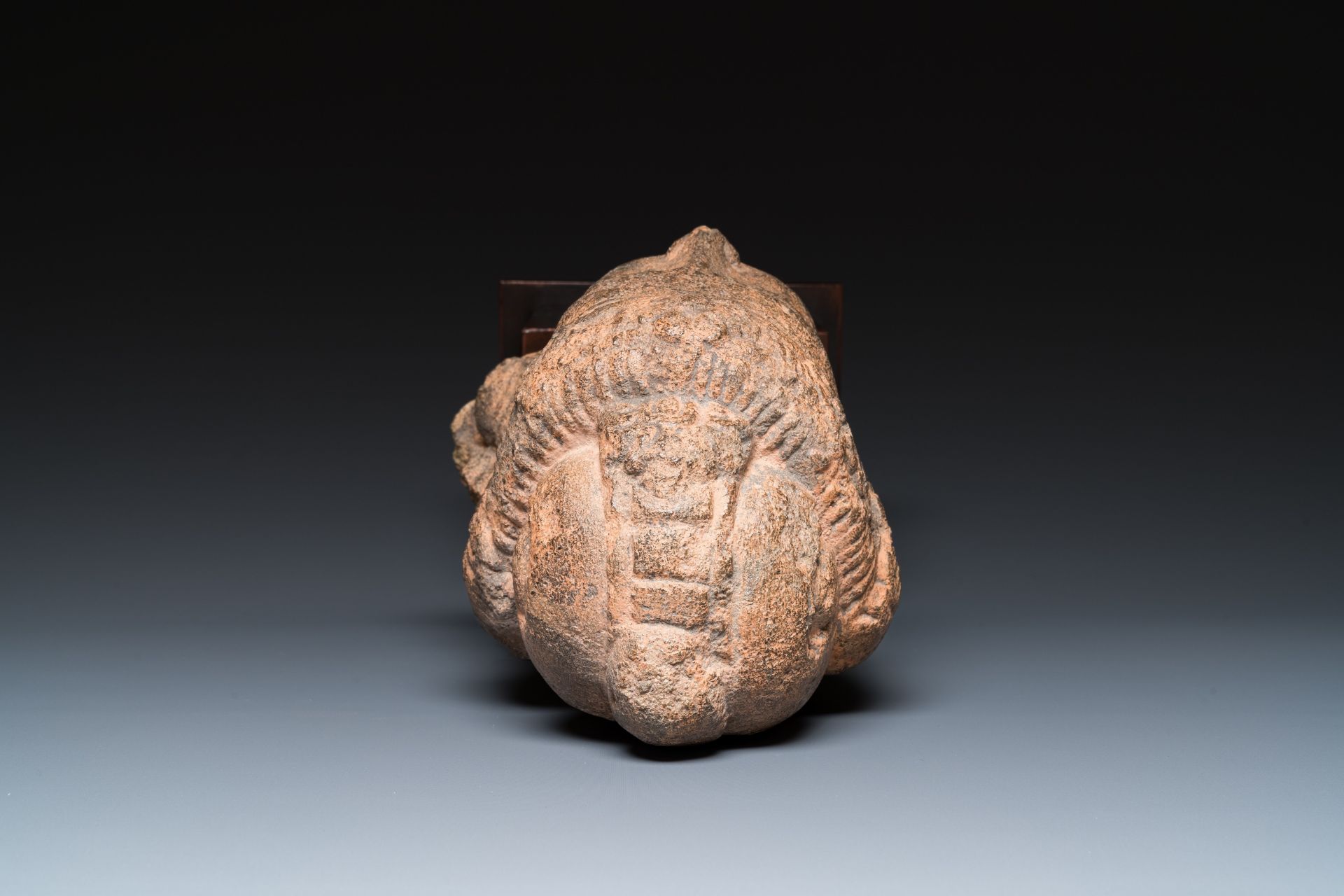A Javanese carved andesite stone head of Shiva, Indonesia, probably 8/9th C. - Bild 6 aus 6