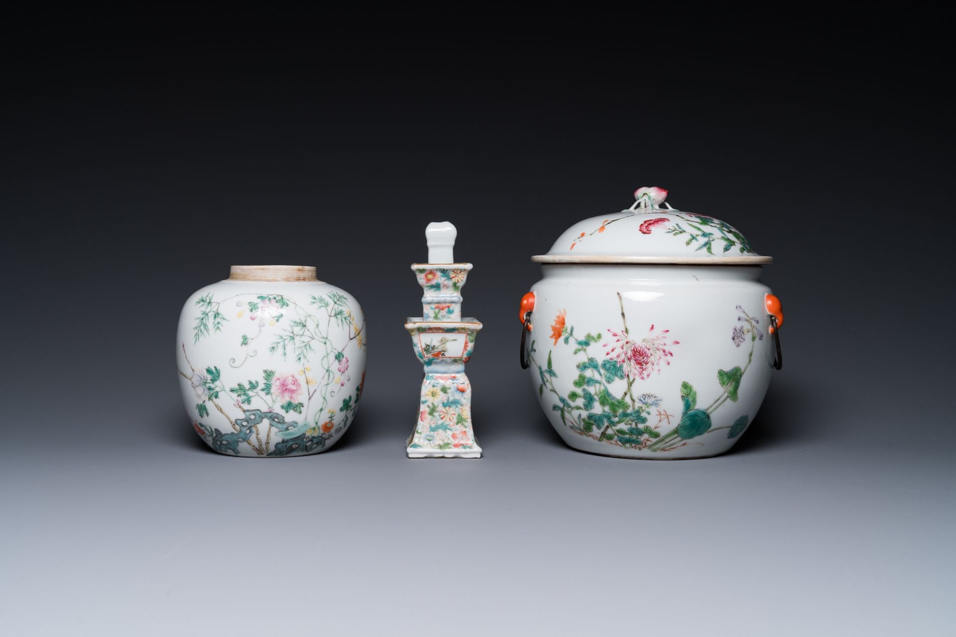 Four Chinese famille rose wares and three with coral-red-ground, 19/20th C. - Bild 8 aus 13