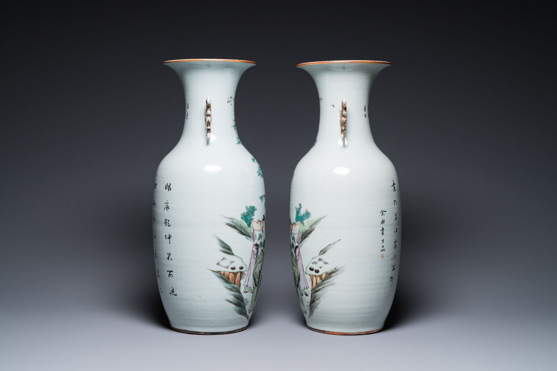 A pair of Chinese famille rose vases, signed Yu Yongfeng ä½™æ°¸è±, dated 1922 - Bild 4 aus 6