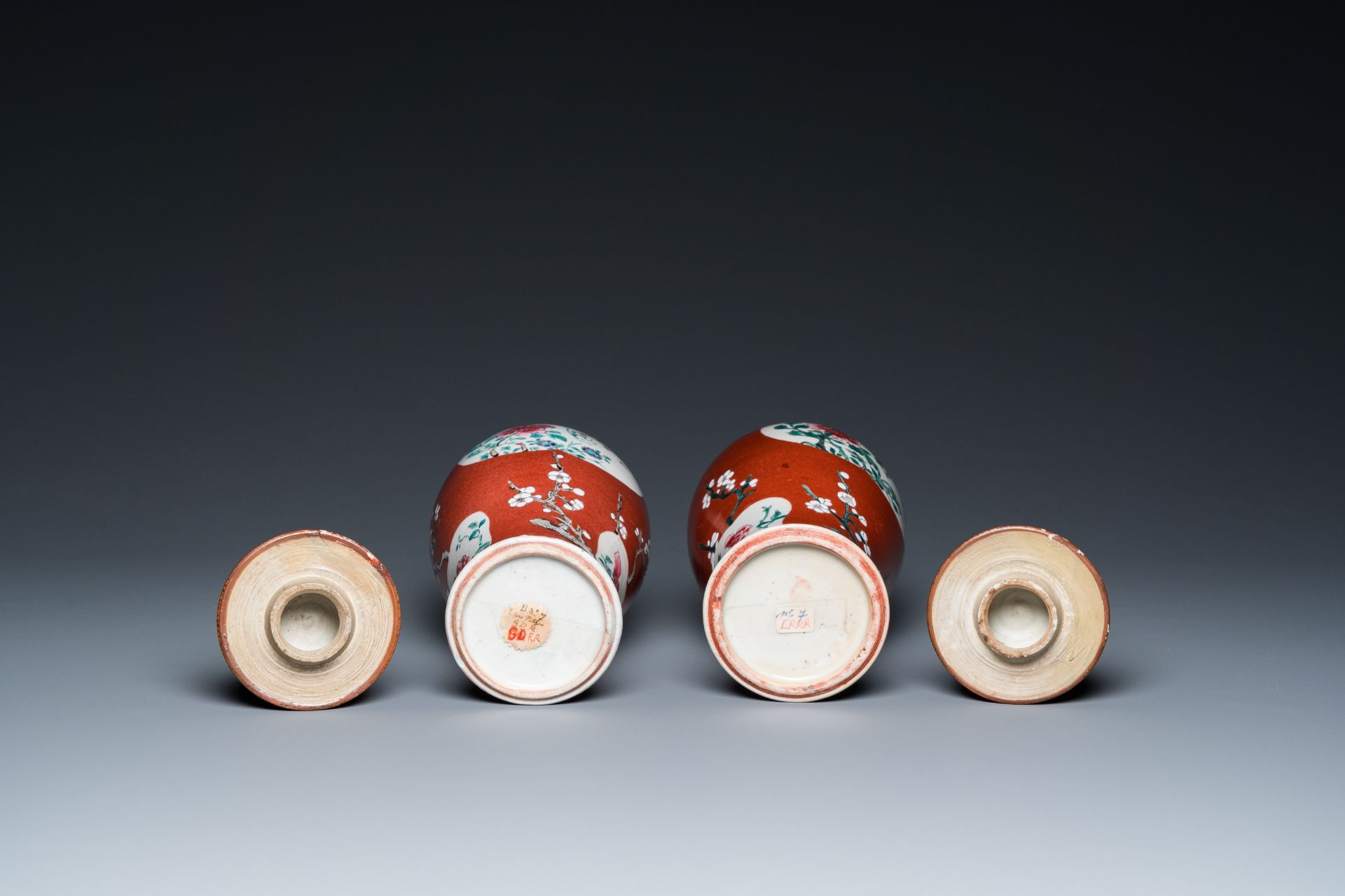A pair of Chinese famille rose ruby-ground vases and covers, Yongzheng/Qianlong - Bild 6 aus 6