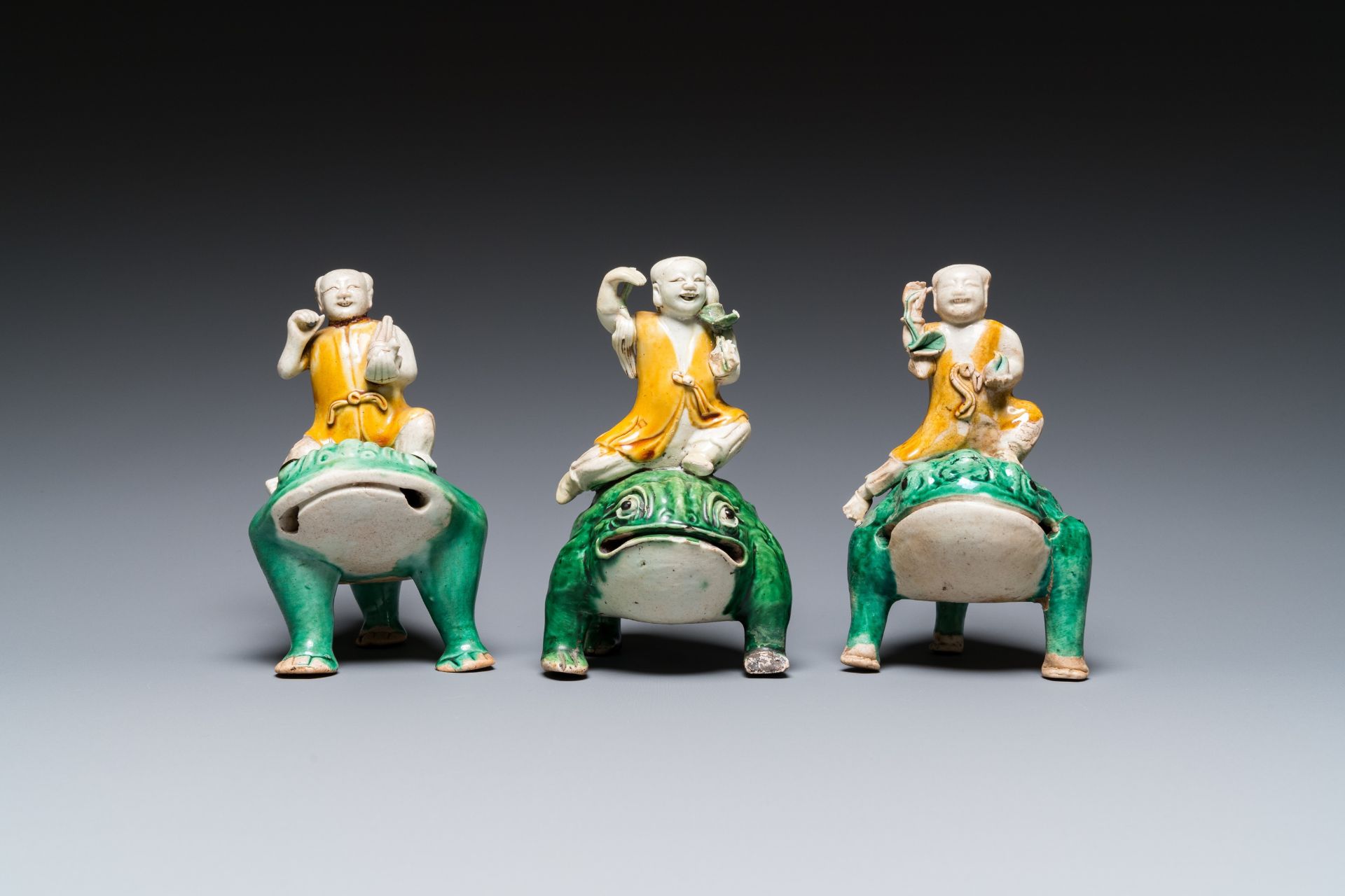 Three Chinese verte biscuit sculptures of Liu Hai on the three-legged toad, Kangxi - Bild 2 aus 7